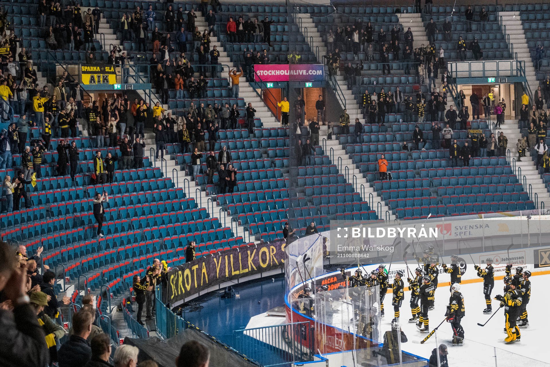 AIK jublar med supportrar