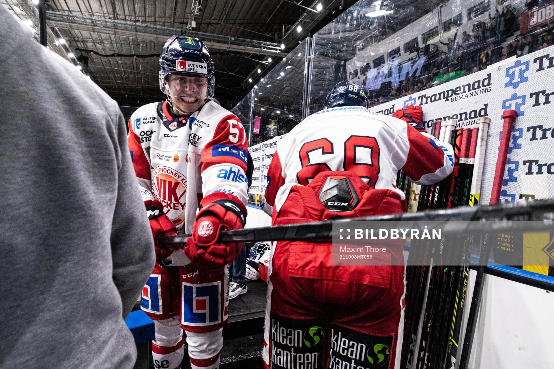 Västerviks Alfred Barklund slår sönder sin klubba
