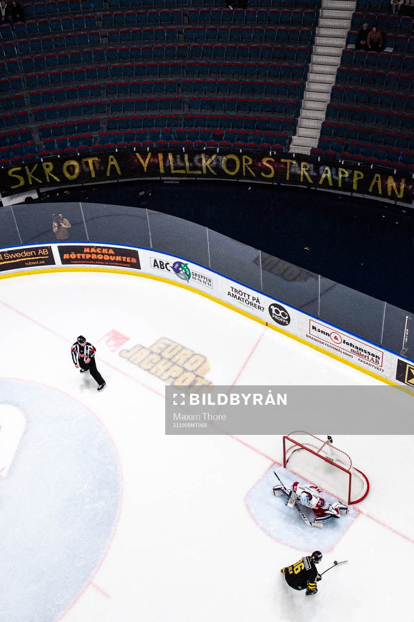 s Anton Holm gör 2-0 bakom Västerviks målvakt Edvin