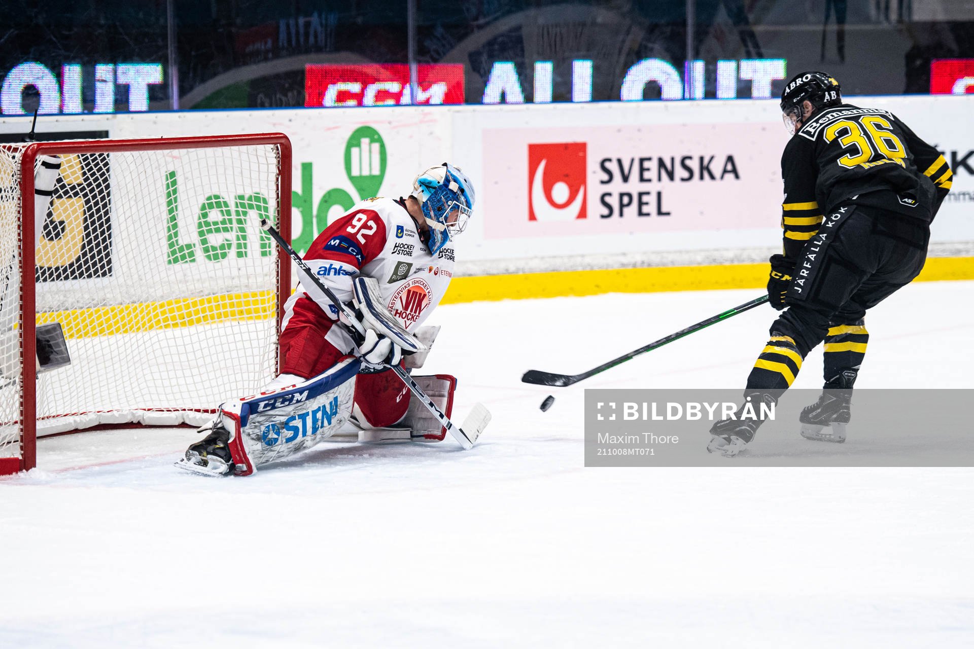 s Anton Holm gör 2-0 bakom Västerviks målvakt Edvin