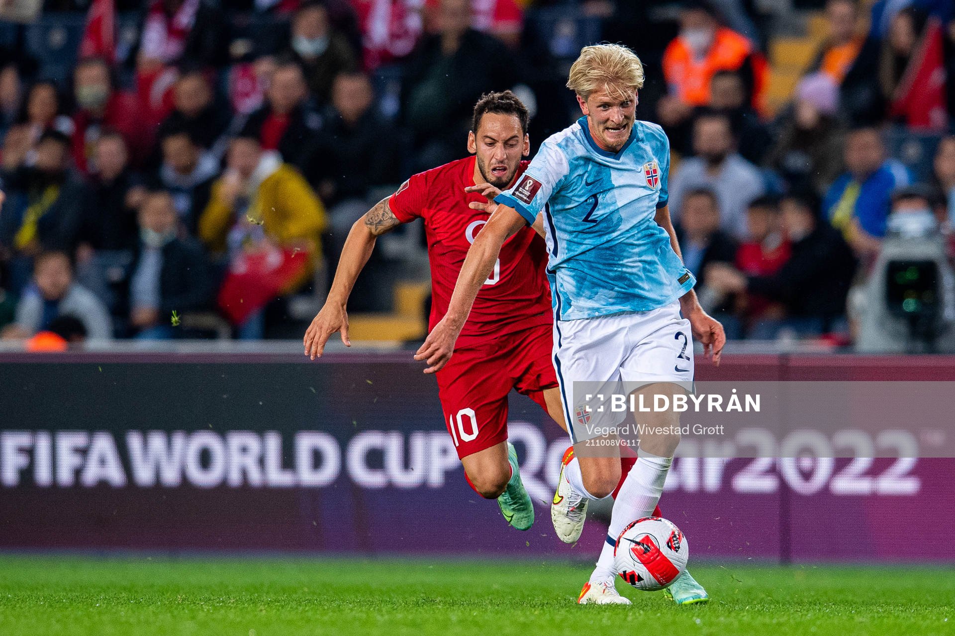Hakan Calhanoglu of Turkey and Morten Thorsby of Norway