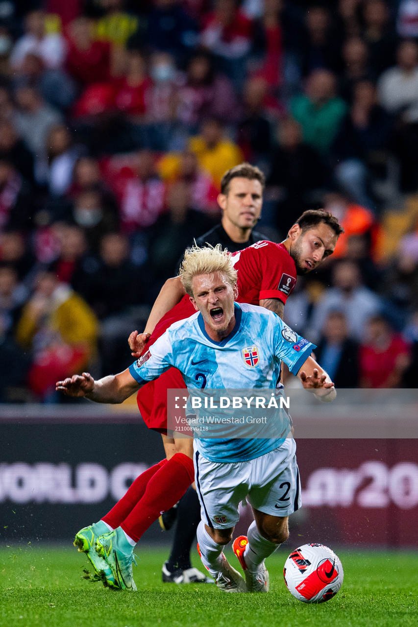 Hakan Calhanoglu of Turkey and Morten Thorsby of Norway