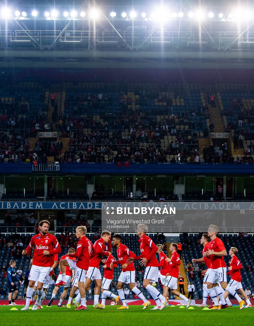 Stefan Strandberg and players of Norway warm up