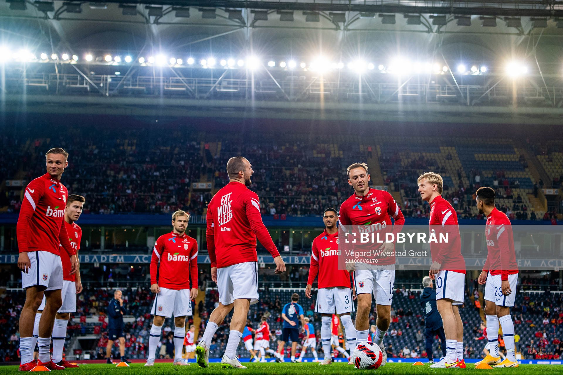 Fredrik Aursnes and players of Norway warm up