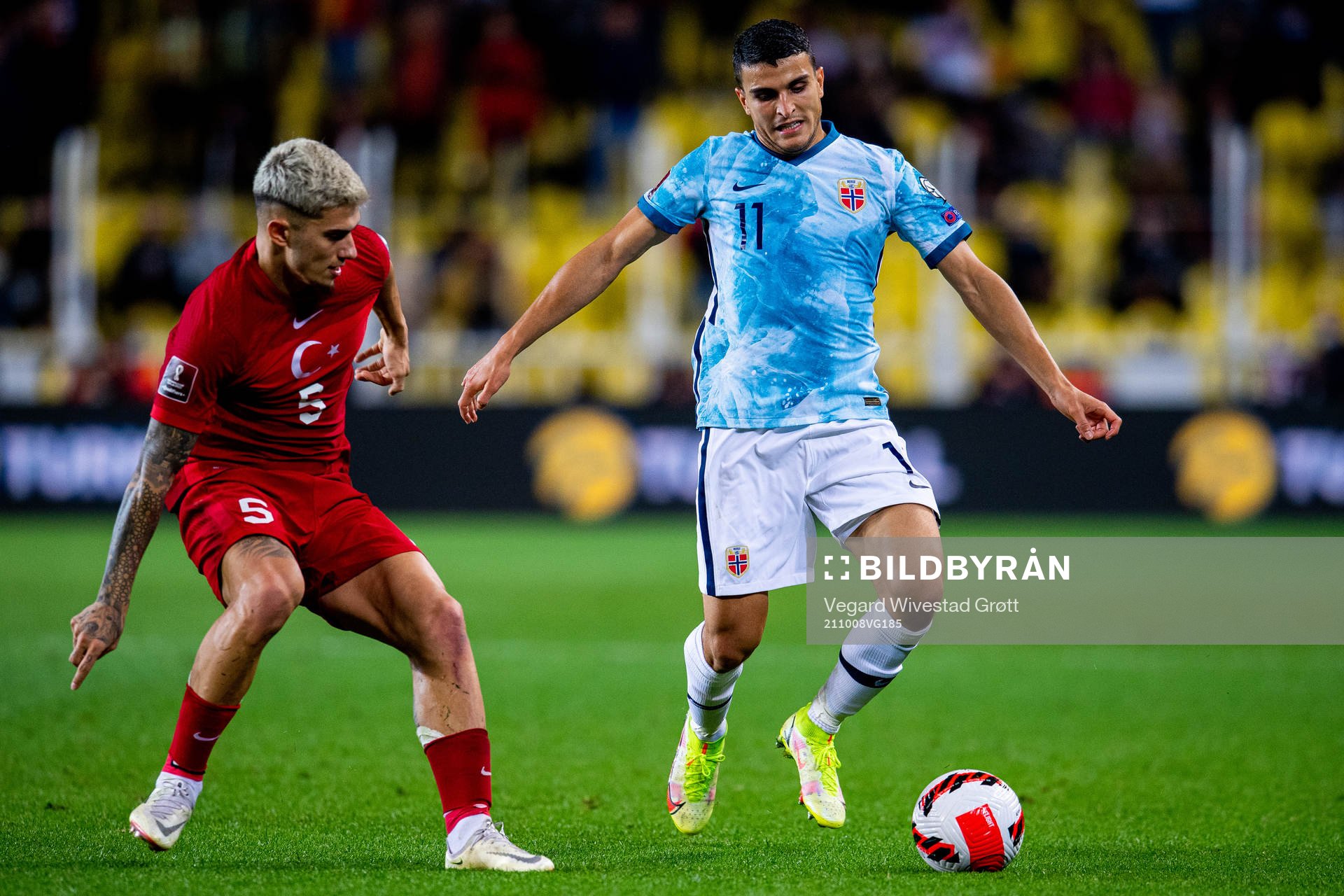 Berat Özdemir of Turkey and Mohamed Elyounoussi of Norway