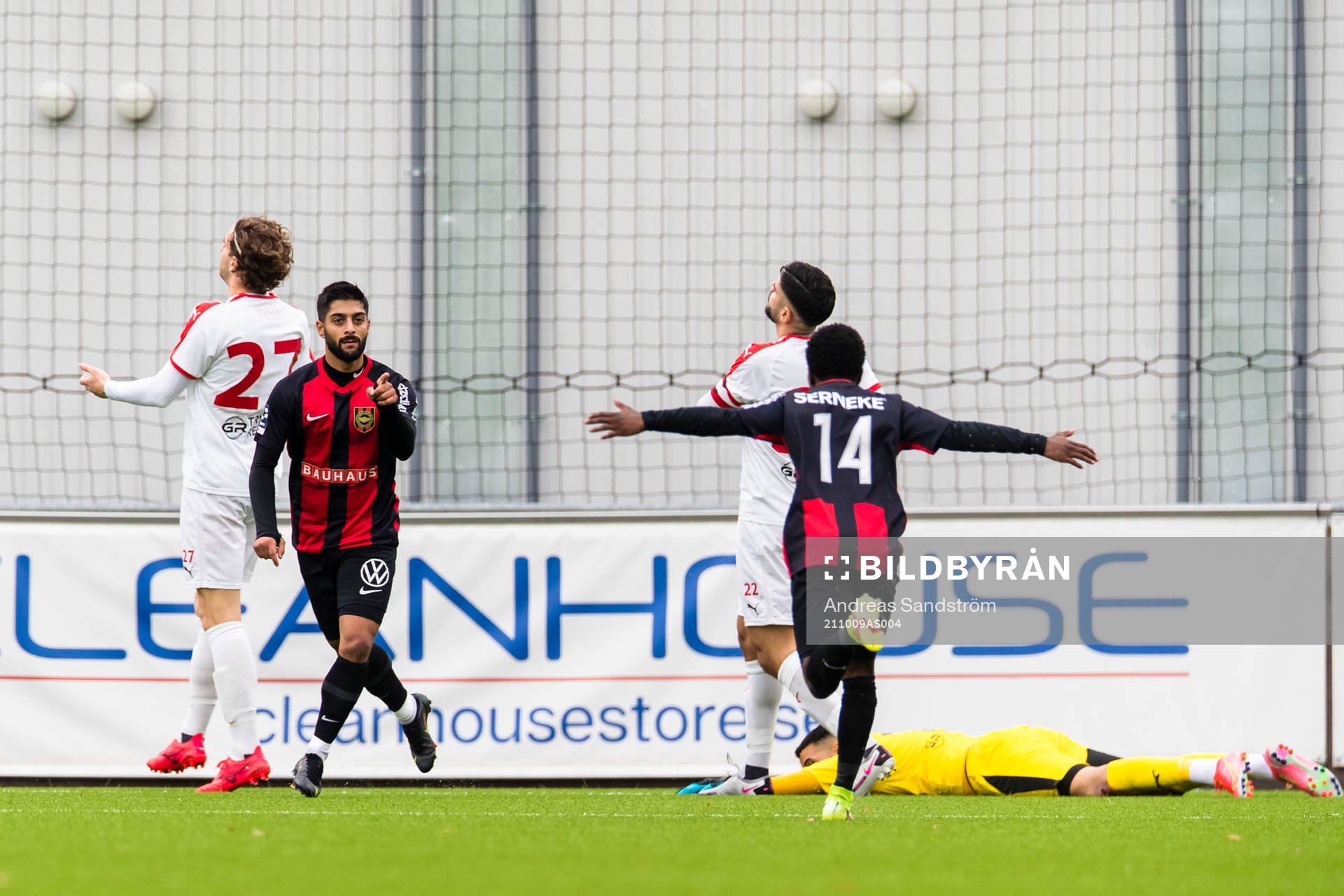 Brommapojkarnas Rodin Depren gör 1-0 och jublar
