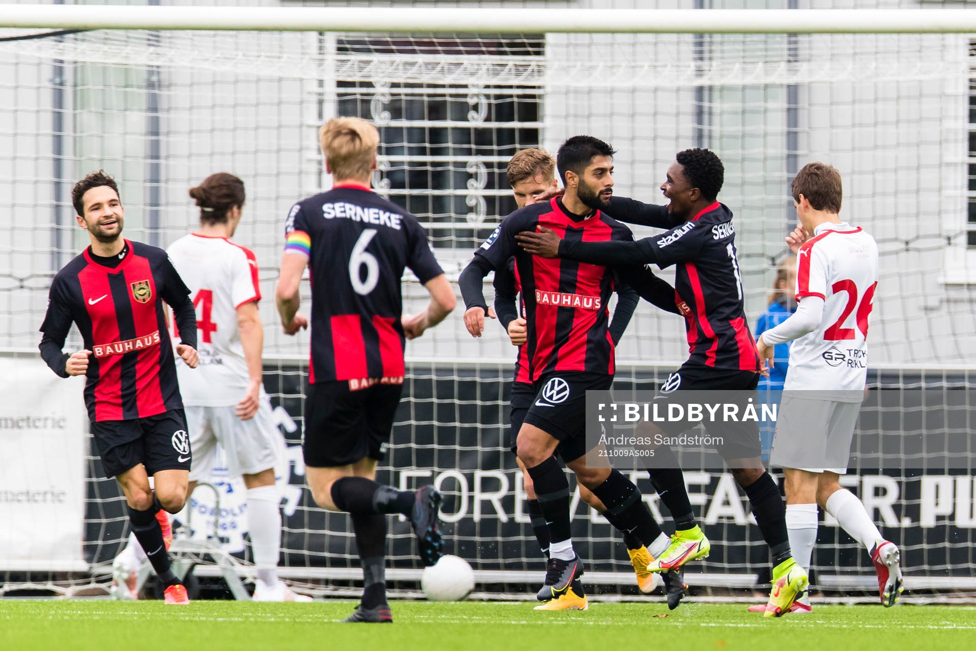 Brommapojkarnas Rodin Depren gör 1-0 och jublar med
