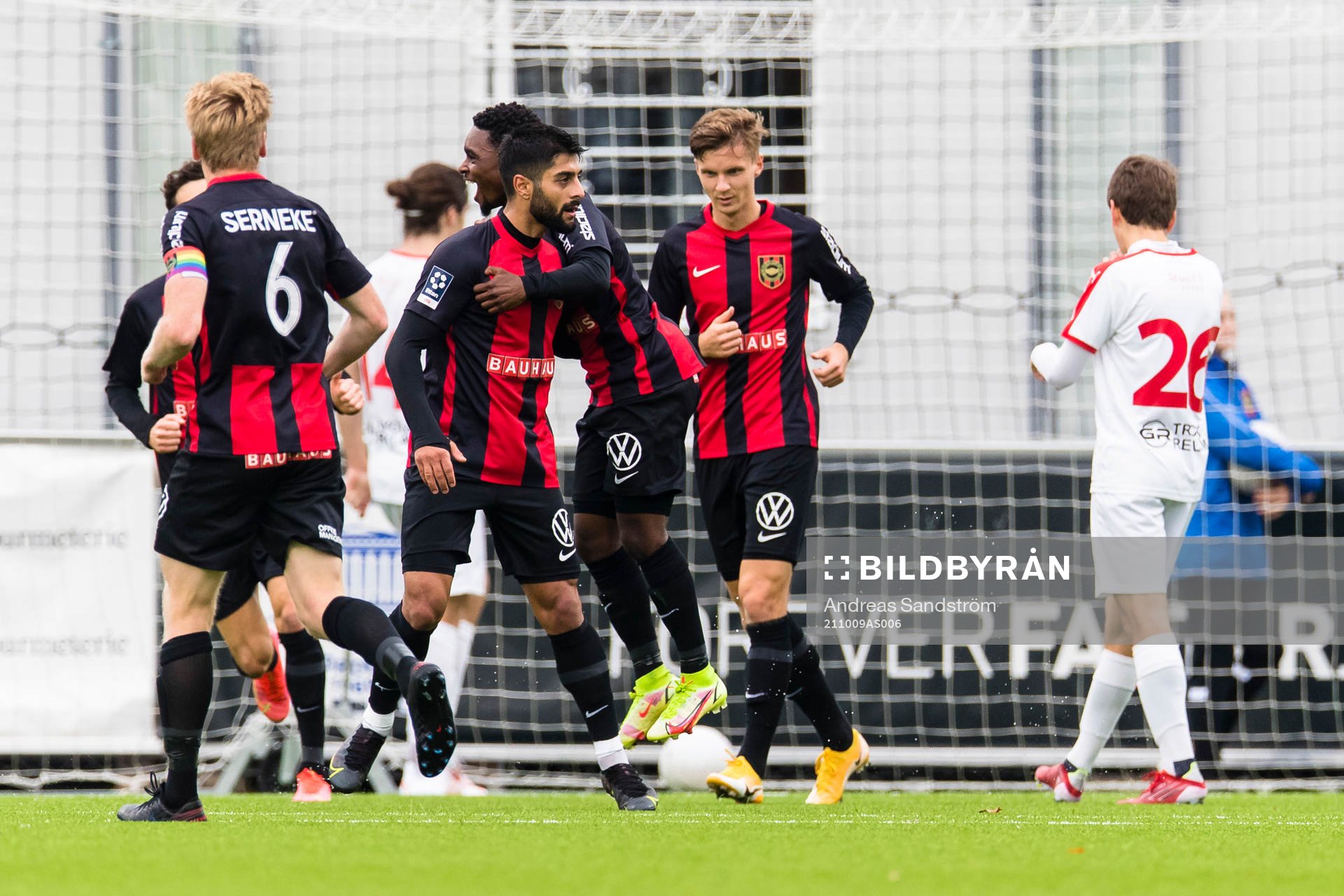 Brommapojkarnas Rodin Depren gör 1-0 och jublar med