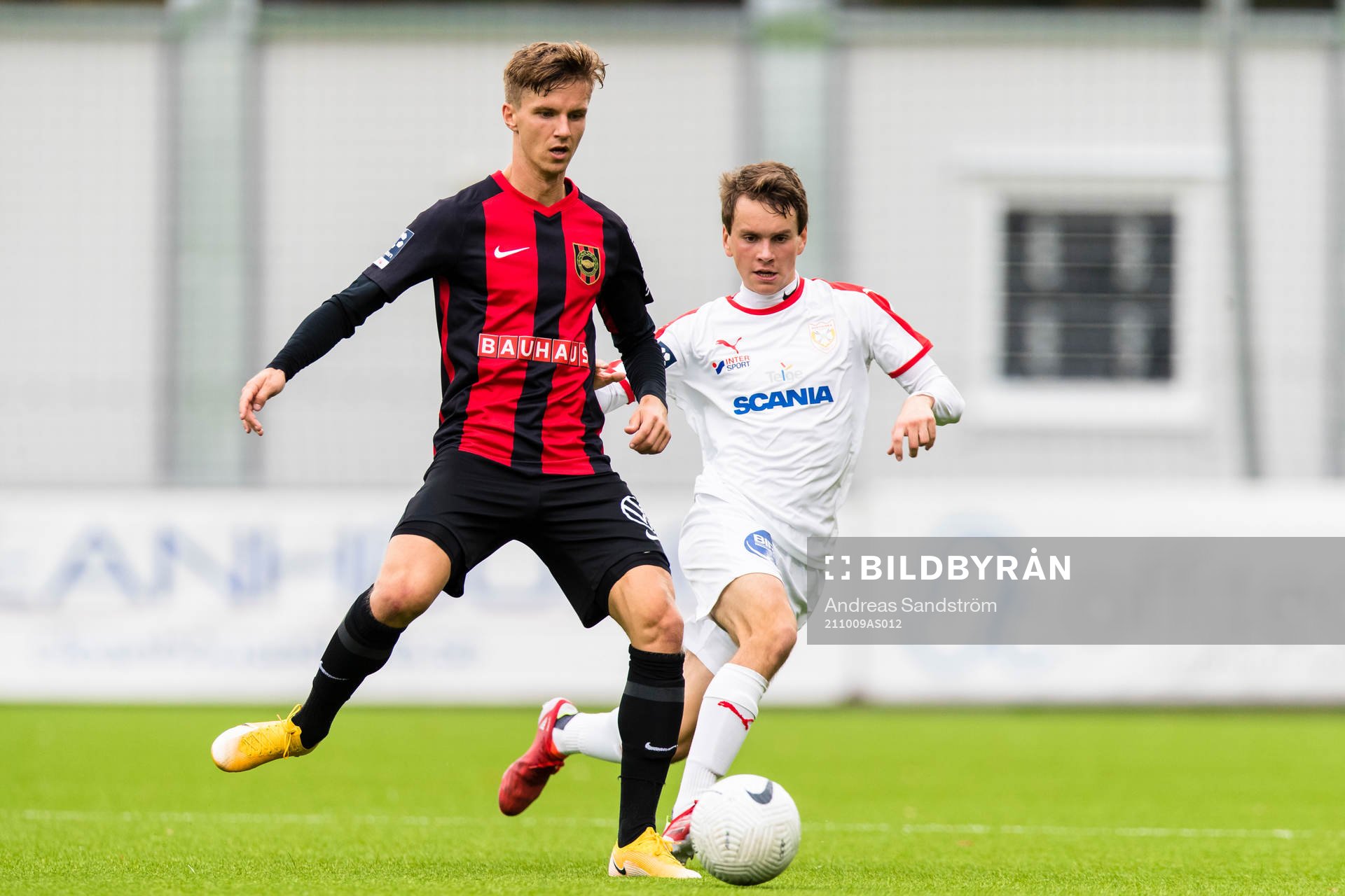 Brommapojkarnas Samuel Leach Holm i kamp med Assyriskas Moussa Corso Traore under fotbollsmatchen i Ettan norra mellan Brommapojkarna och Assyriska den 9 oktober 2021 i Stockholm.