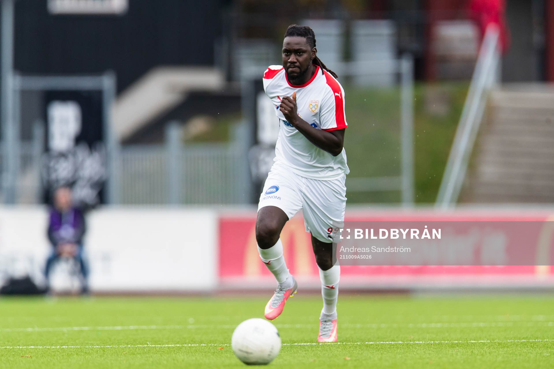 Assyriskas Alagie Sosseh under fotbollsmatchen i Ettan norra mellan Brommapojkarna och Assyriska den 9 oktober 2021 i Stockholm.