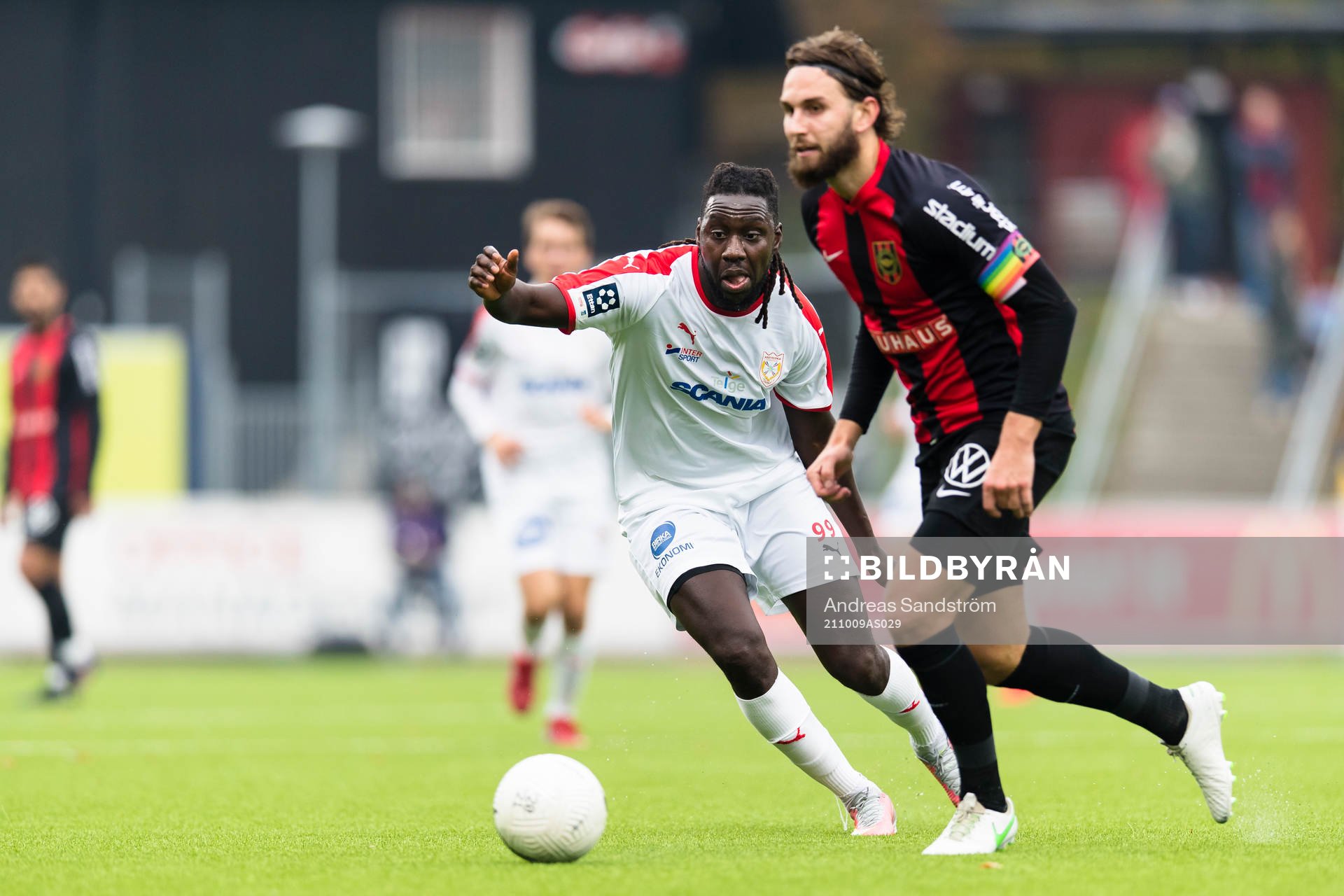 Assyriskas Alagie Sosseh och Brommapojkarnas Ali Suljic under fotbollsmatchen i Ettan norra mellan Brommapojkarna och Assyriska den 9 oktober 2021 i Stockholm.