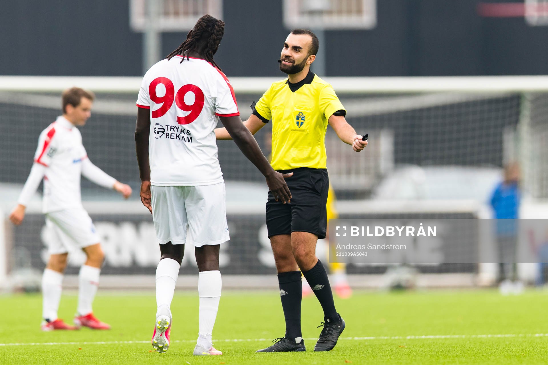 Domare Rambod Beigi diskuterar med Assyriskas Alagie Sosseh