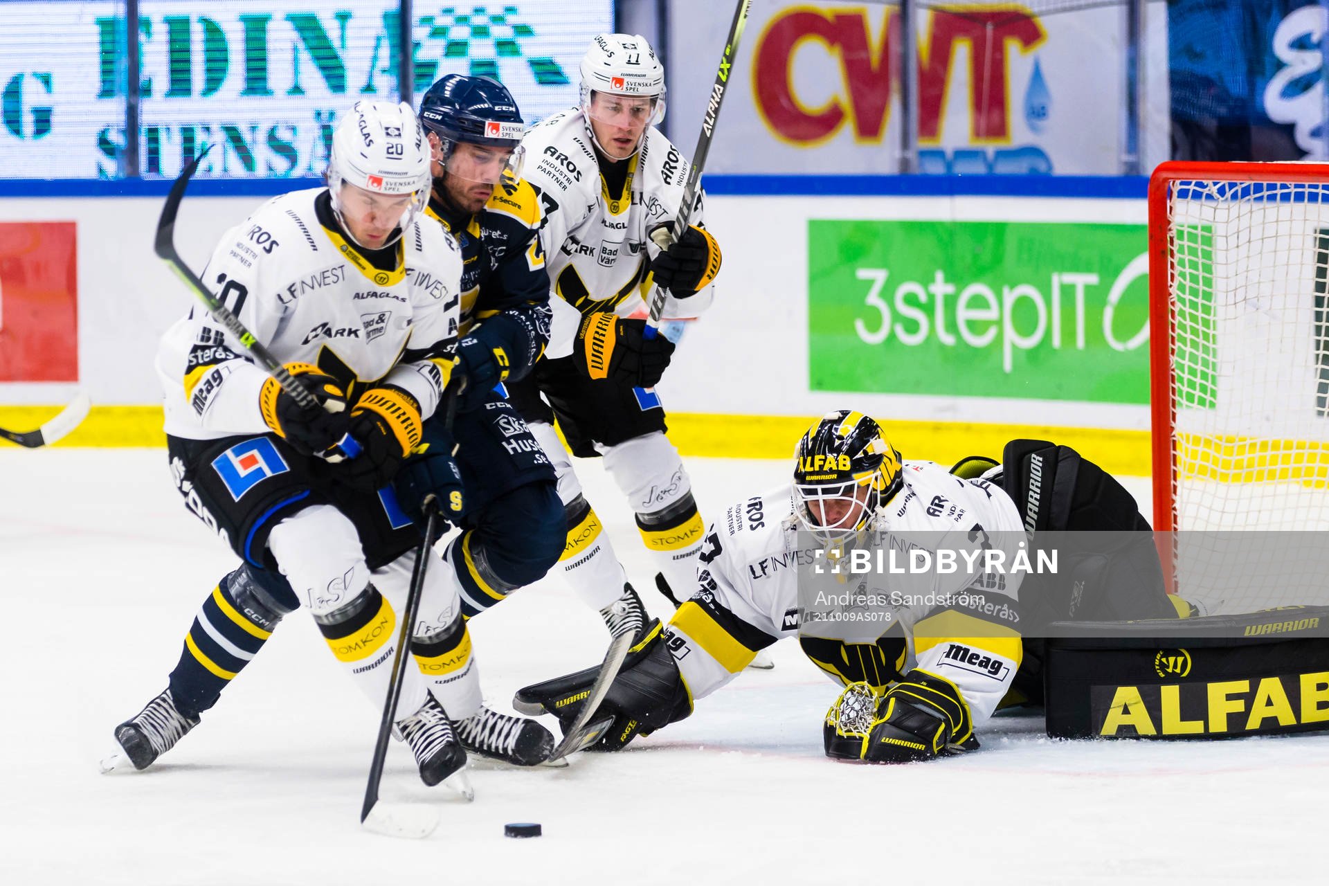 Södertäljes Jacob Dahlström i kamp om pucken med med
