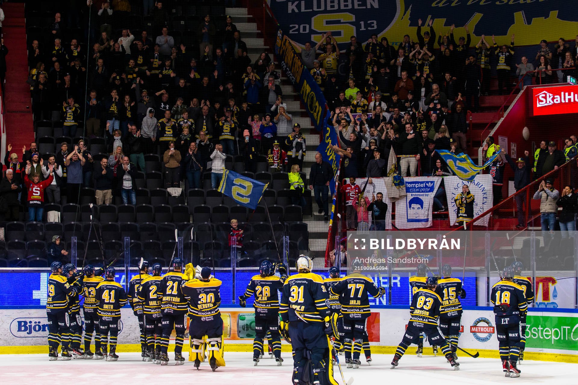 Södertäljes spelare tackar publiken