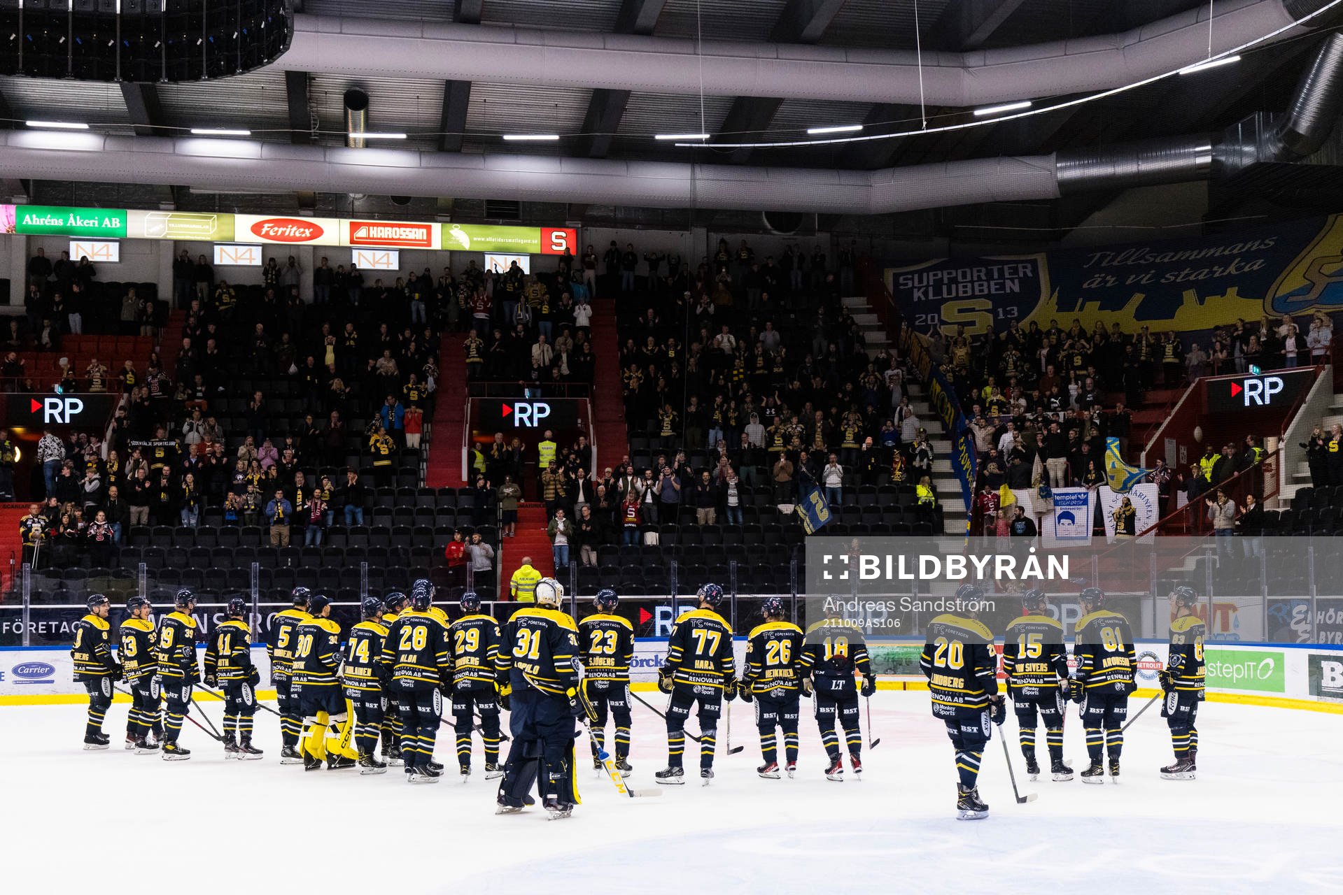 Södertäljes spelare tackar publiken