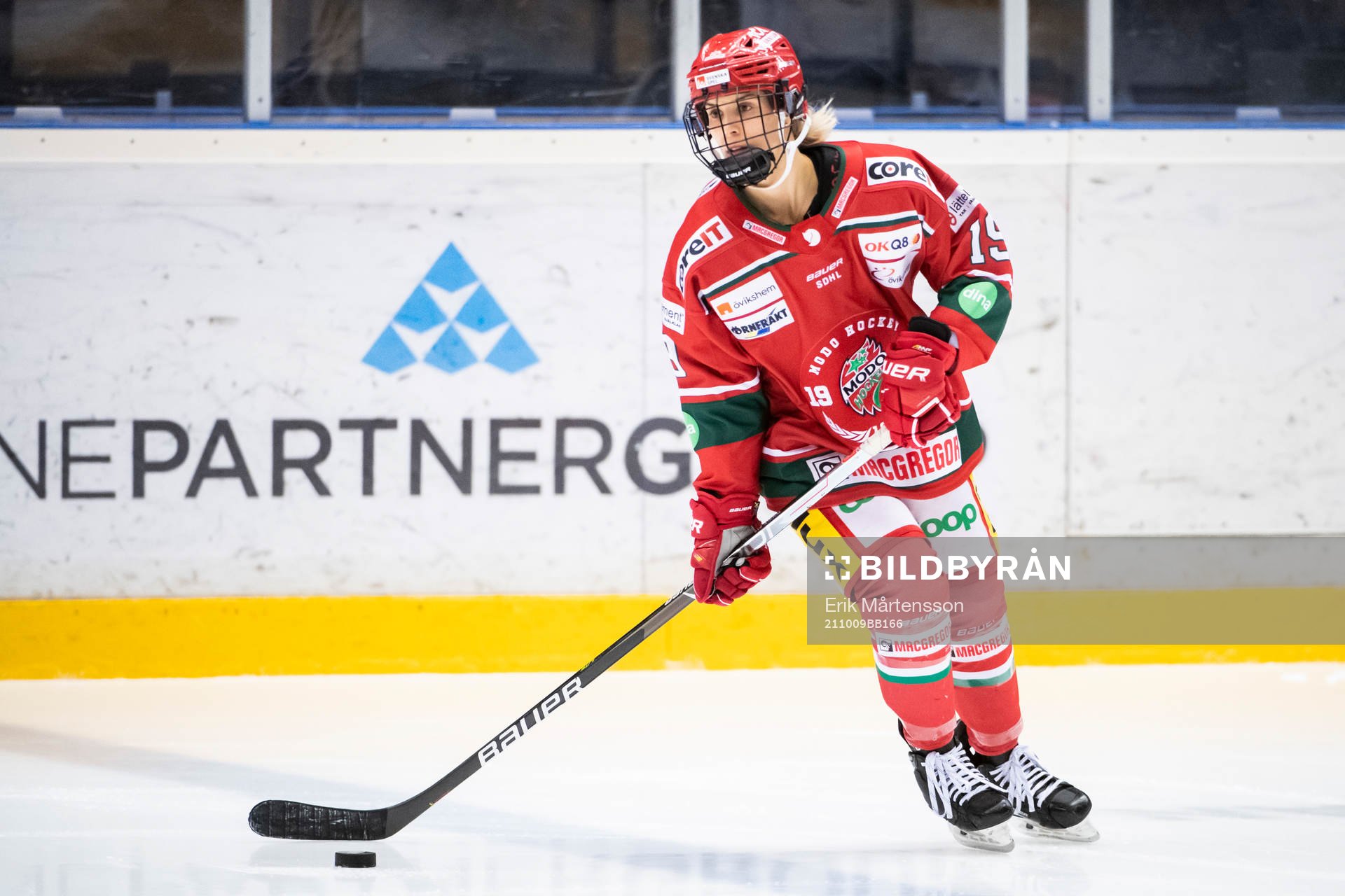 Modos Katylin Tougas värmer upp