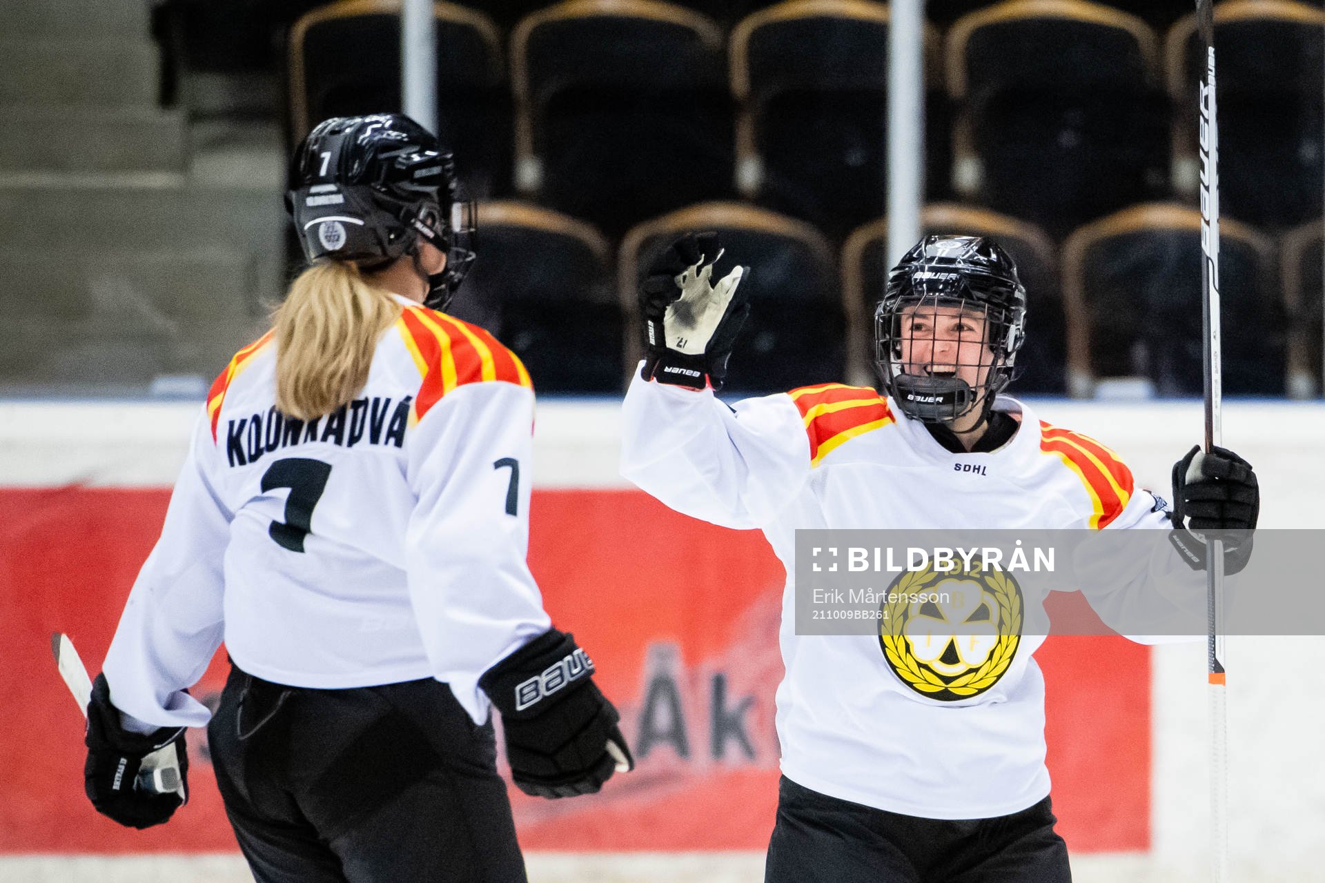 Brynäs  Samantha Kolowratova och Jaycee Gebhard jublar