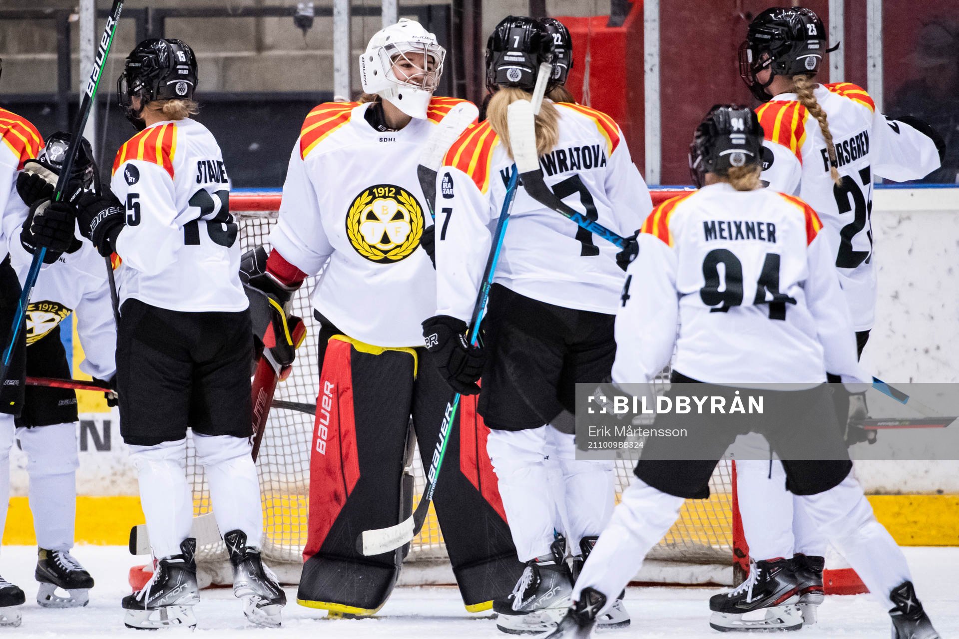 Brynäs målvakt Evelina Mäkinen jublar med lagkamrater