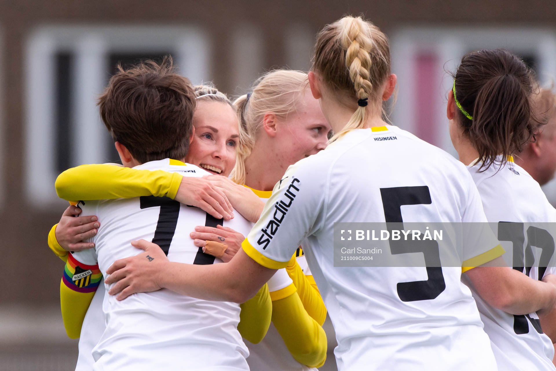 Häckens Elin Nilsen jublar efter att hon gjort 0-1 under fotbollsmatchen i Div 2 Nordvästra Götaland mellan Hisingsbacka och Häcken den 9 oktober 2021 i Göteborg.