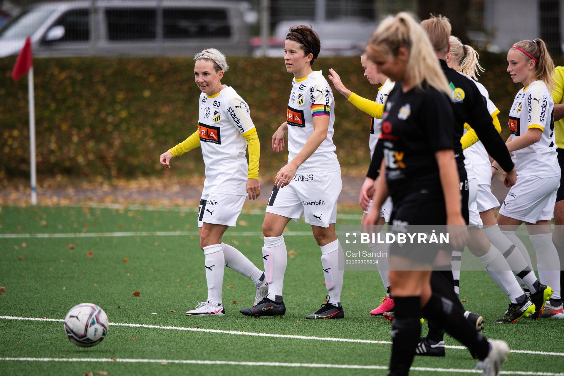 Häckens Karin From och Karin From jublar efter 0-2 under fotbollsmatchen i Div 2 Nordvästra Götaland mellan Hisingsbacka och Häcken den 9 oktober 2021 i Göteborg.