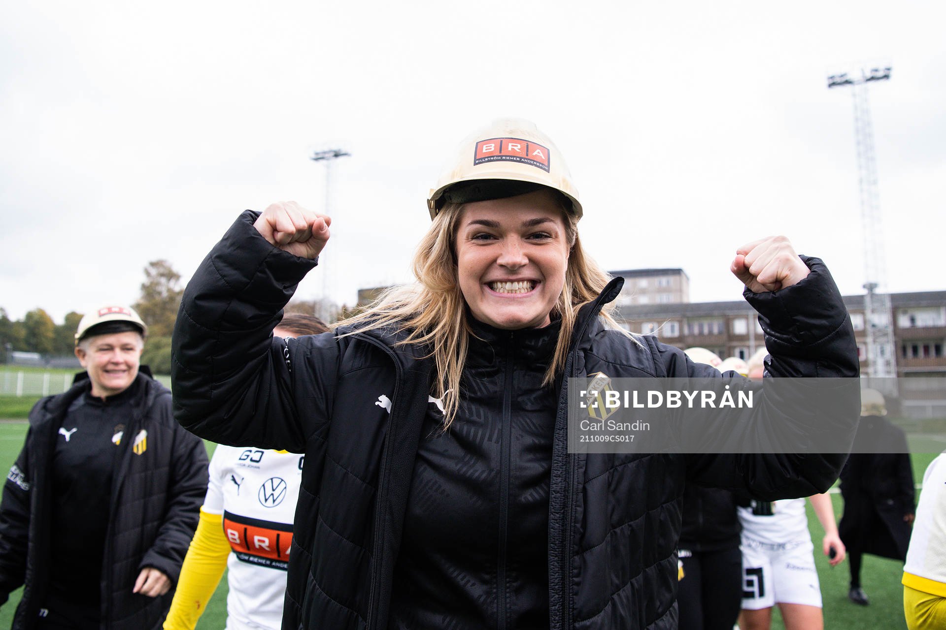 Häckens tränare Erika Faith jublar