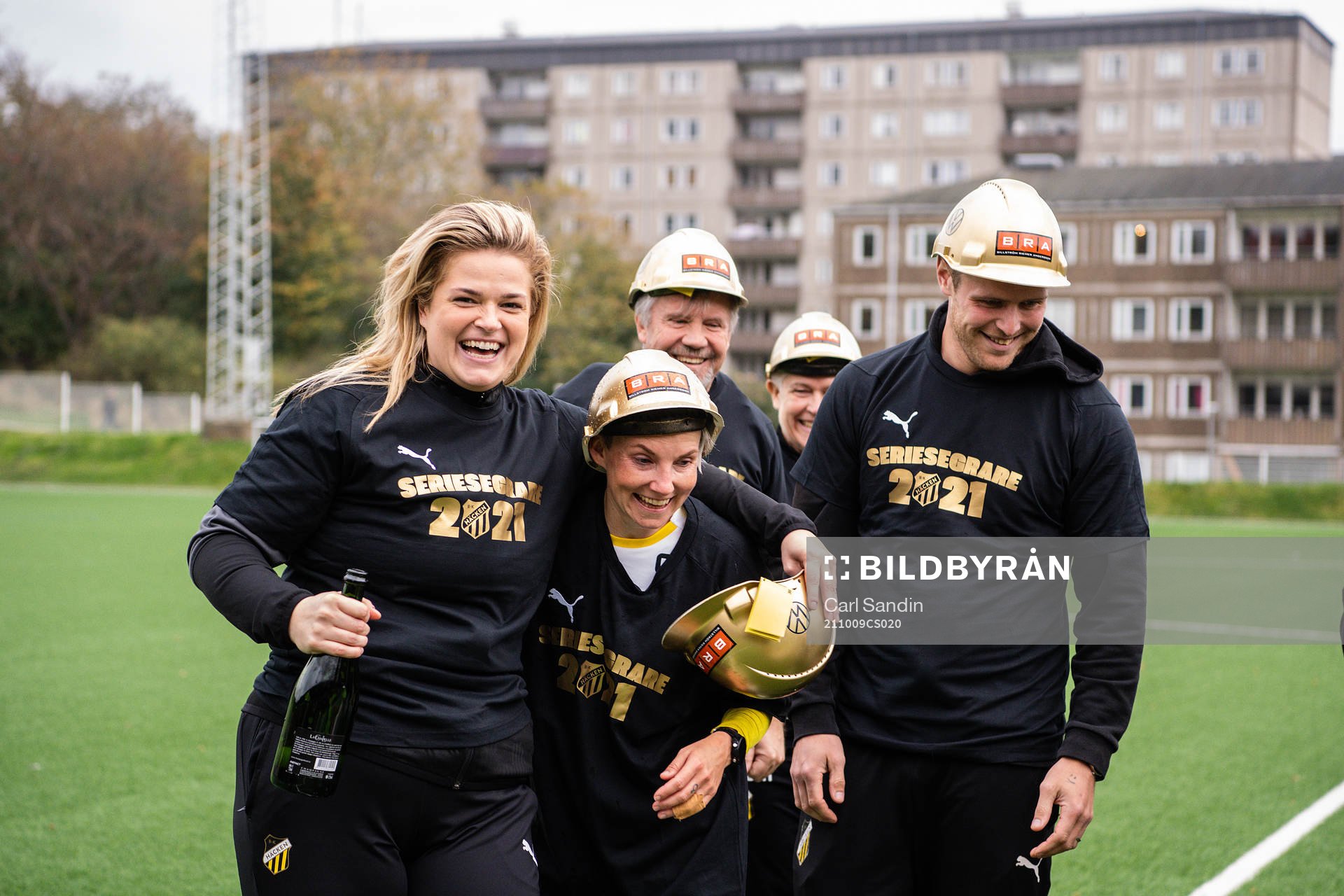 Häckens tränare Erika Faith och Elin Nilsen jublar