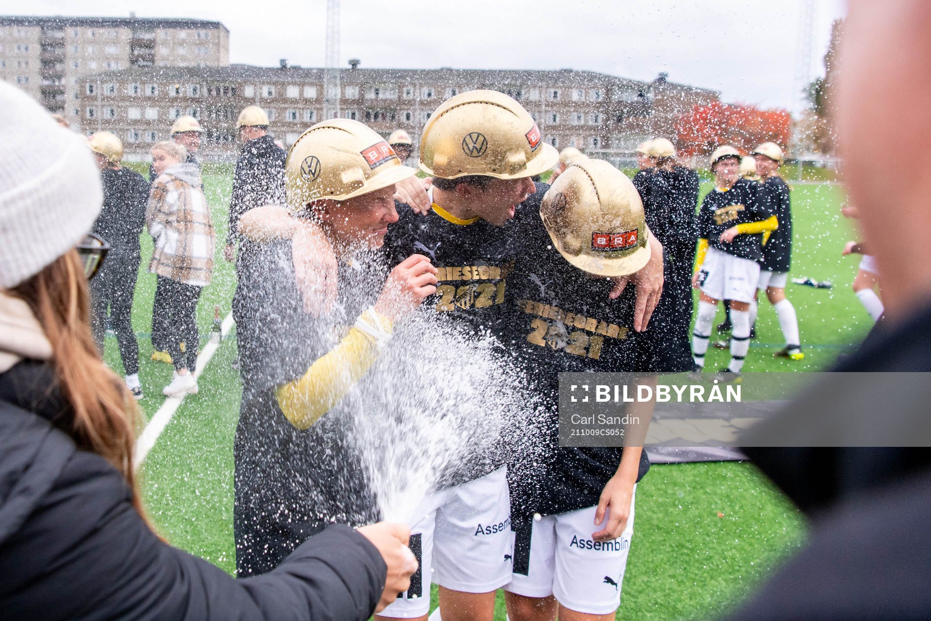 Det sprutas champagne på Häckens Elin Nilsen och Karin