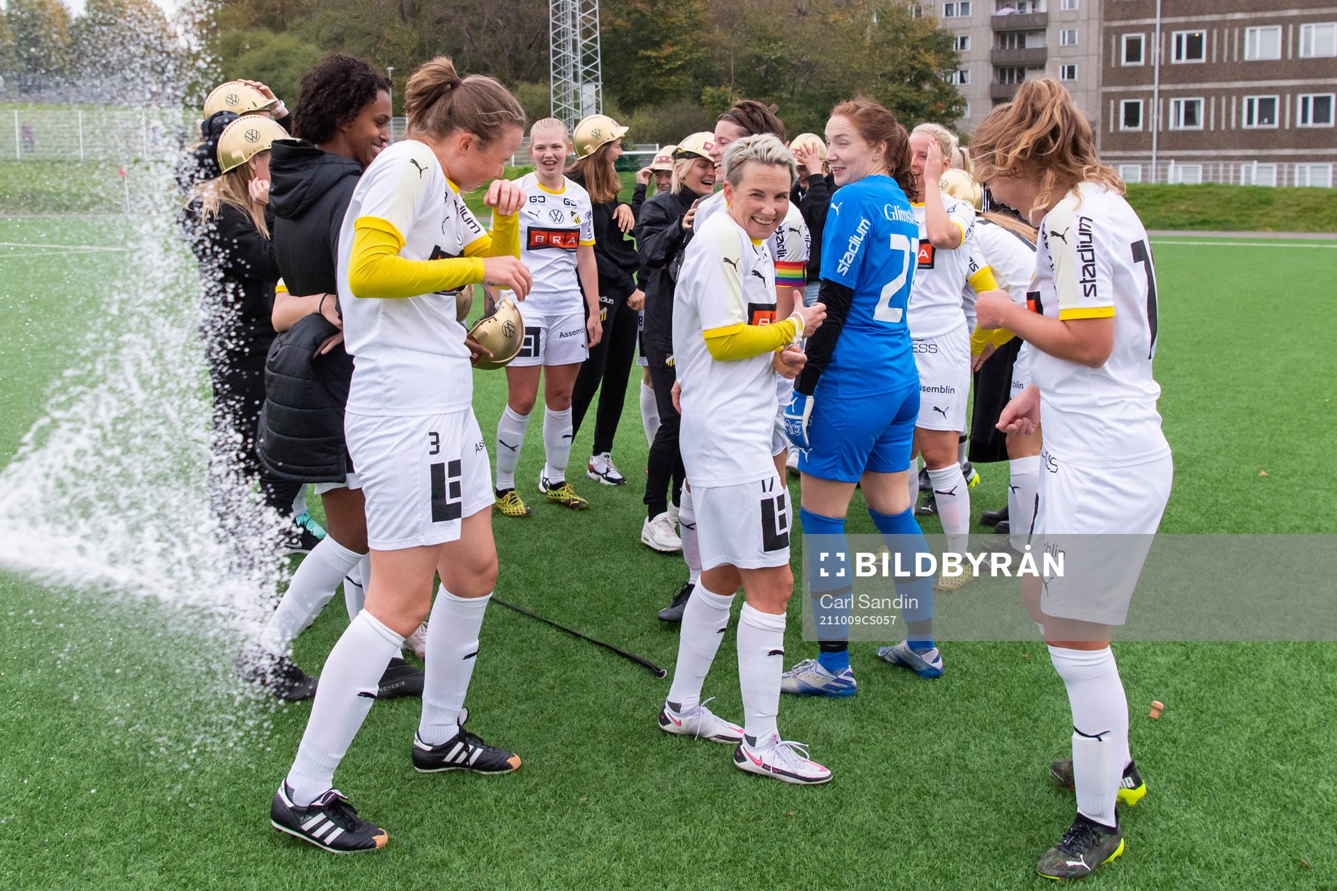 Det sprutas champagne på spelarna i  Häcken