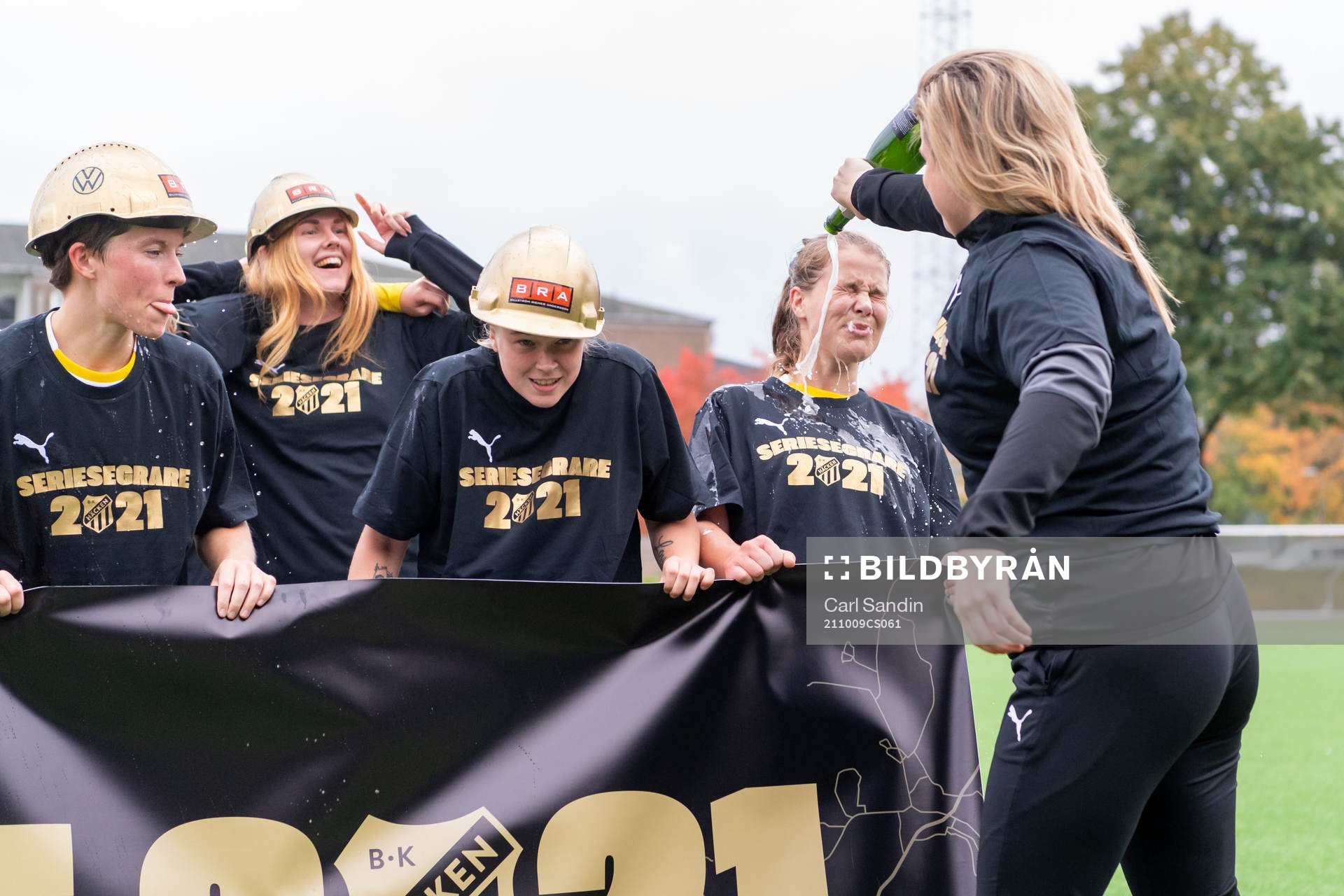 Häckens tränare Erika Faith häller champagne på spelarna