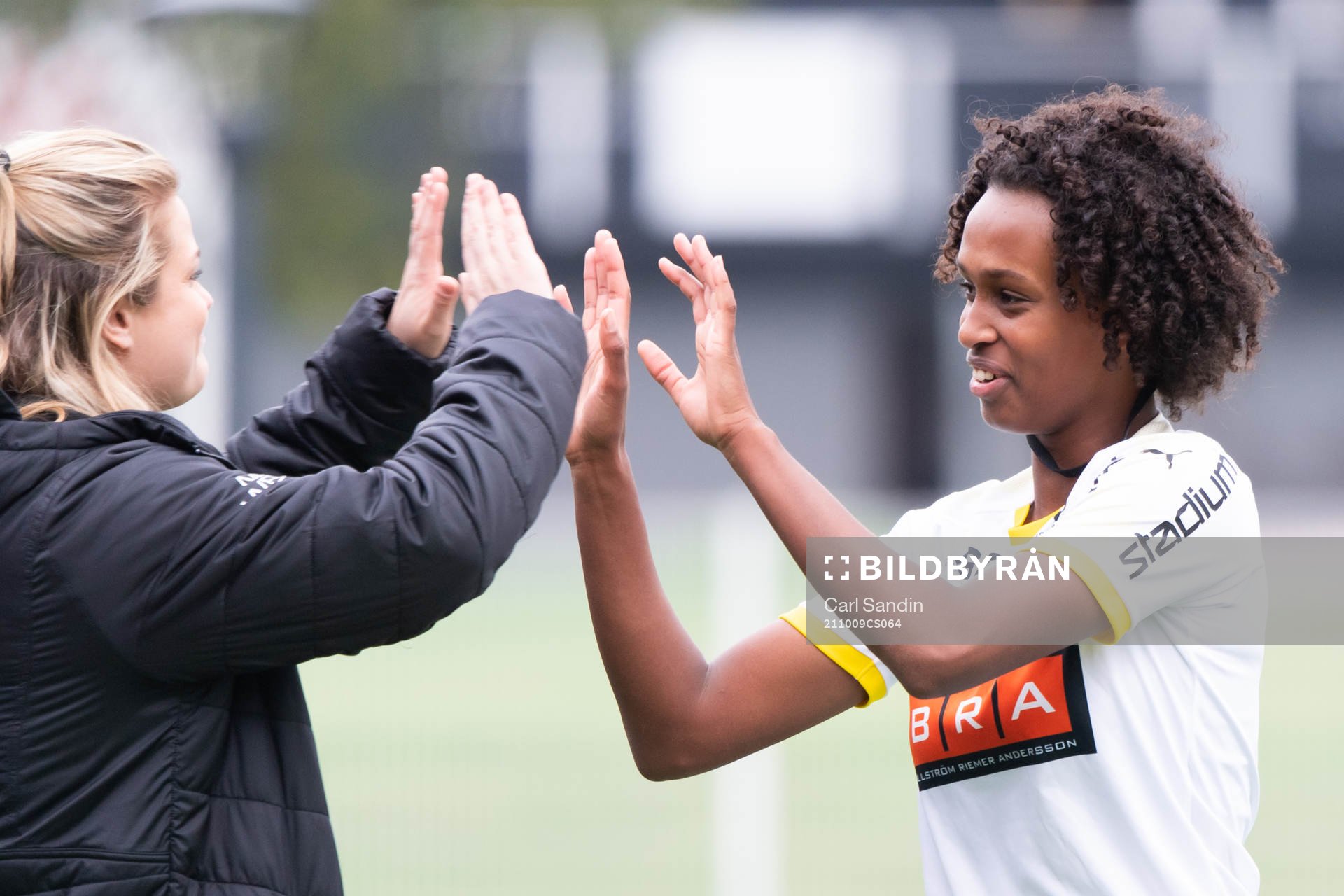 Häckens tränare Erika Faith jublar med Hanna Lofthammar under fotbollsmatchen i Div 2 Nordvästra Götaland mellan Hisingsbacka och Häcken den 9 oktober 2021 i Göteborg.