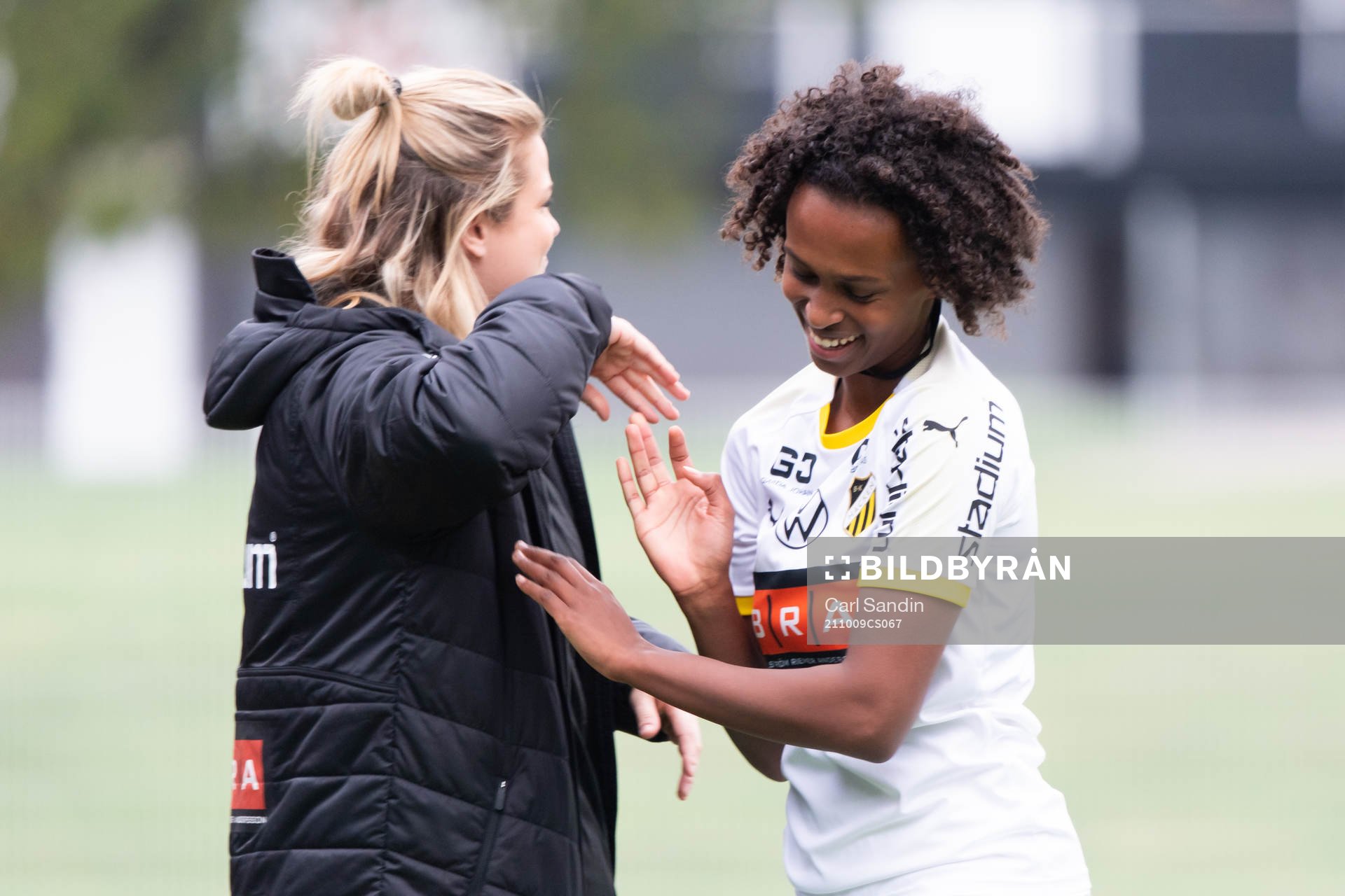 Häckens tränare Erika Faith jublar med Hanna Lofthammar under fotbollsmatchen i Div 2 Nordvästra Götaland mellan Hisingsbacka och Häcken den 9 oktober 2021 i Göteborg.