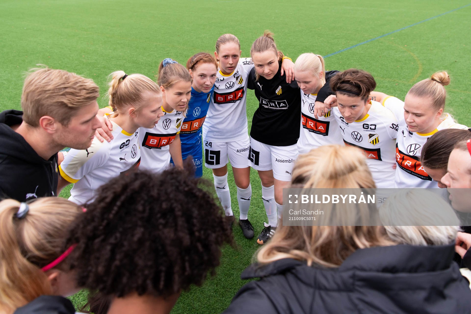 Häckens spelare samlas innan fotbollsmatchen i Div 2