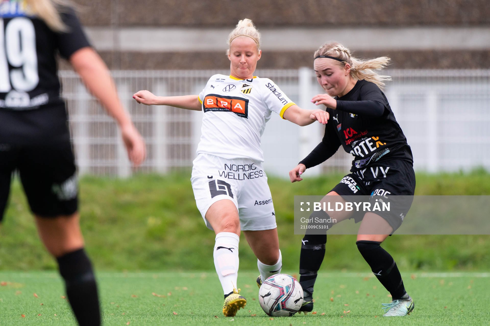 Häckens Linnea Tibatt och Hisingsbackas Bella Björklund under fotbollsmatchen i Div 2 Nordvästra Götaland mellan Hisingsbacka och Häcken den 9 oktober 2021 i Göteborg.
