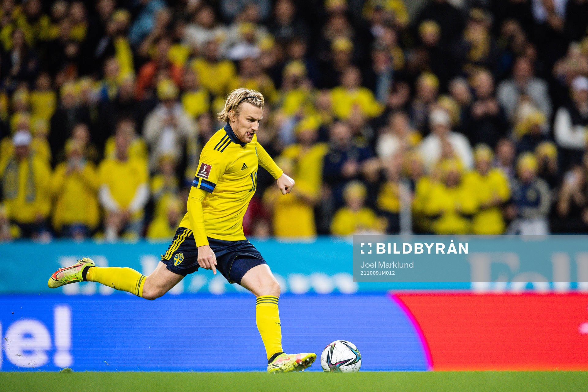 Emil Forsberg of Sweden scores 1-0