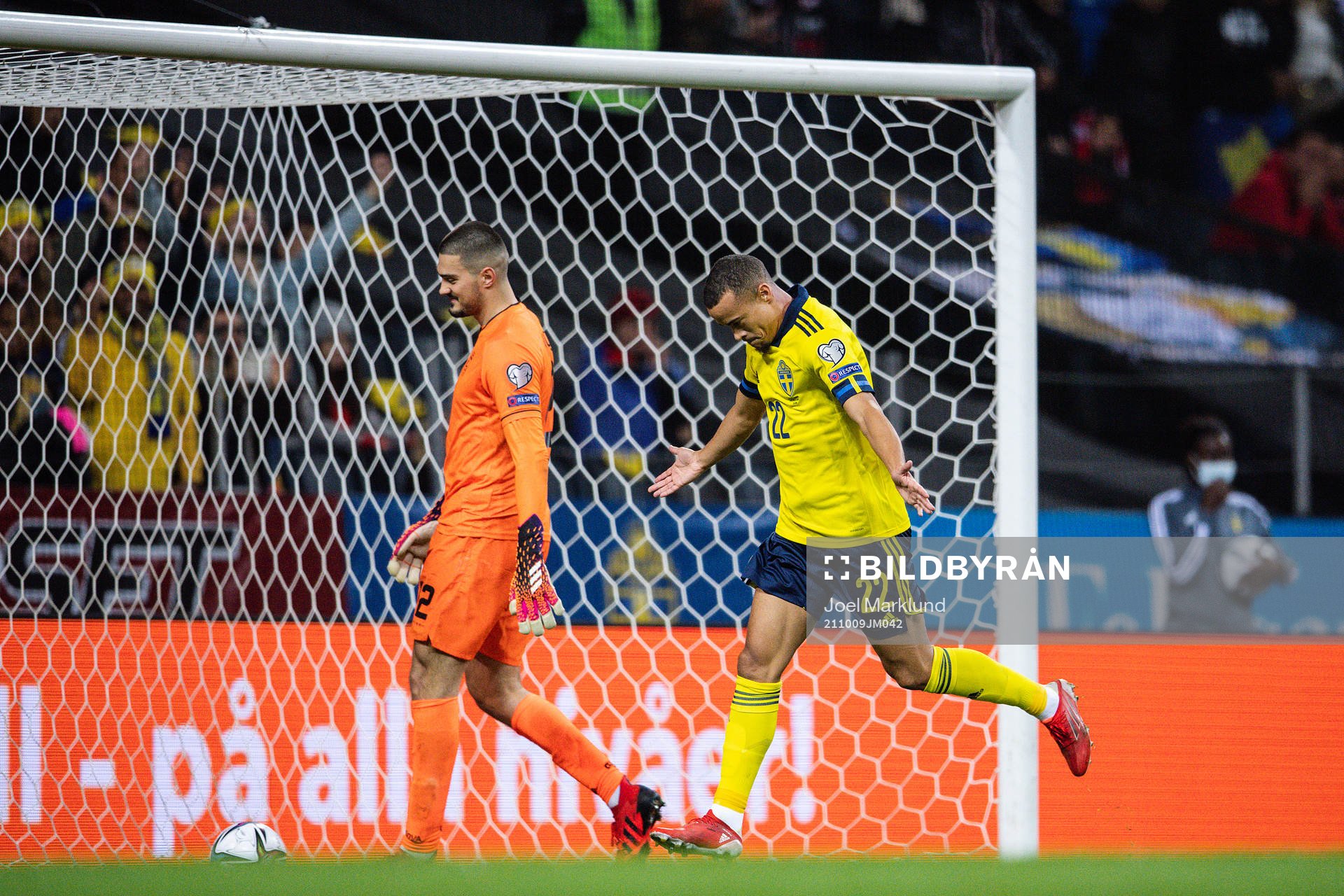 Robin Quaison of Sweden celebrates and goalkeeper Arijanet