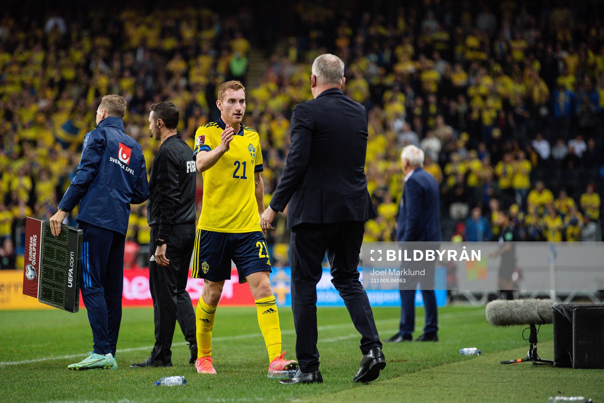 Dejan Kulusevski and head coach Janne Andersson of Sweden
