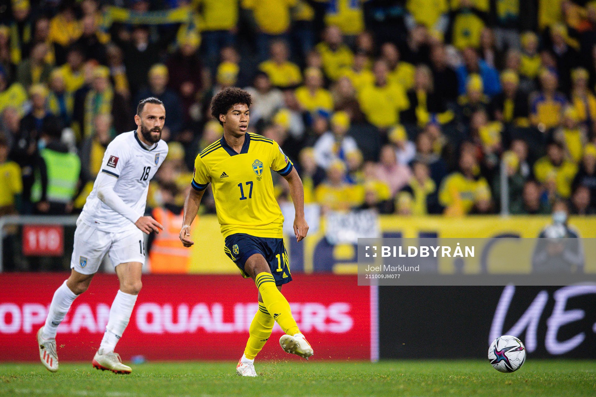 Vedat Muriqi of Kosovo and Jens-Lys Cajuste of Sweden