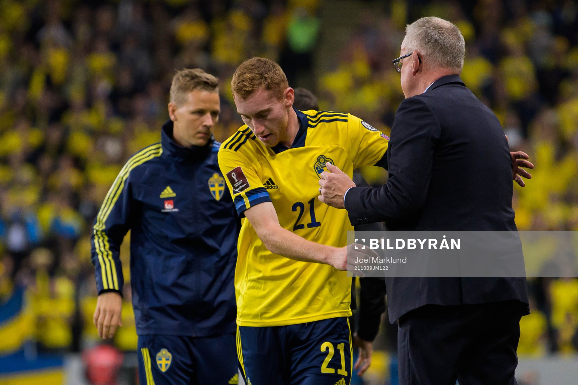 Dejan Kulusevski and head coach Janne Andersson of Sweden
