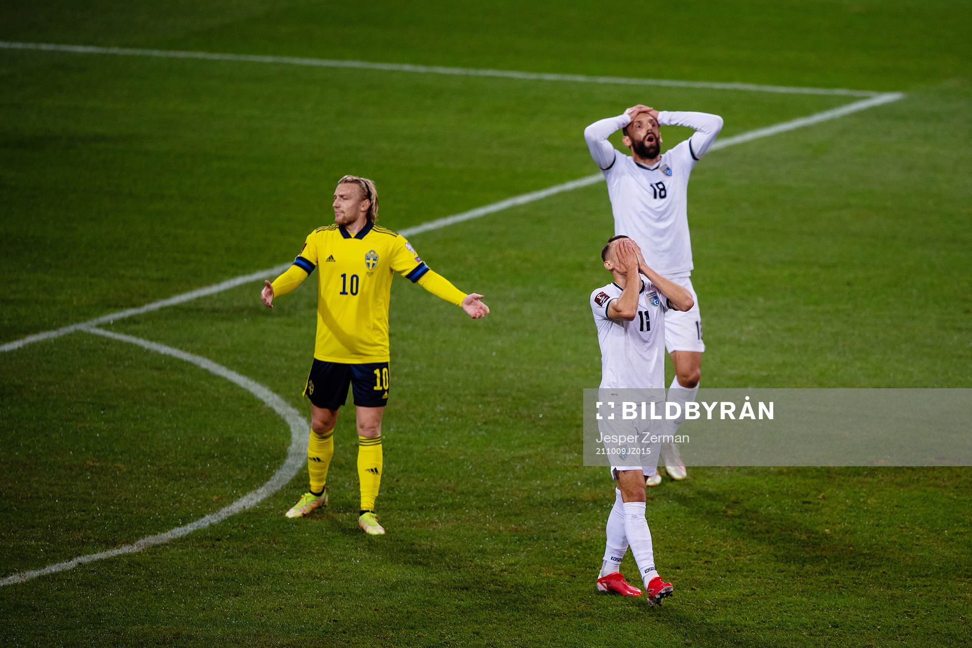 Elbasan Rashani of Kosovo and Emil Forsberg of Sweden