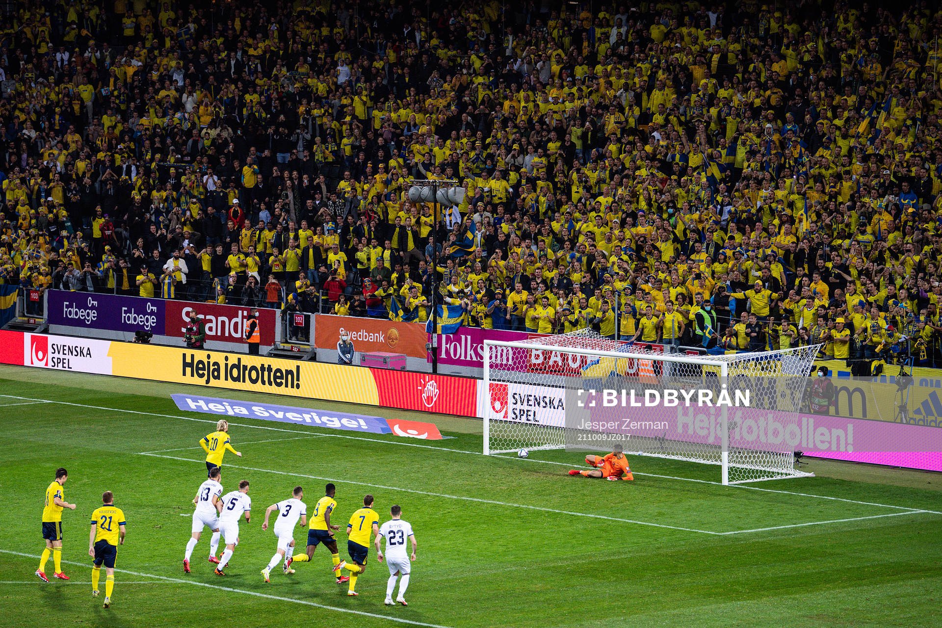 Emil Forsberg of Sweden scores 1-0