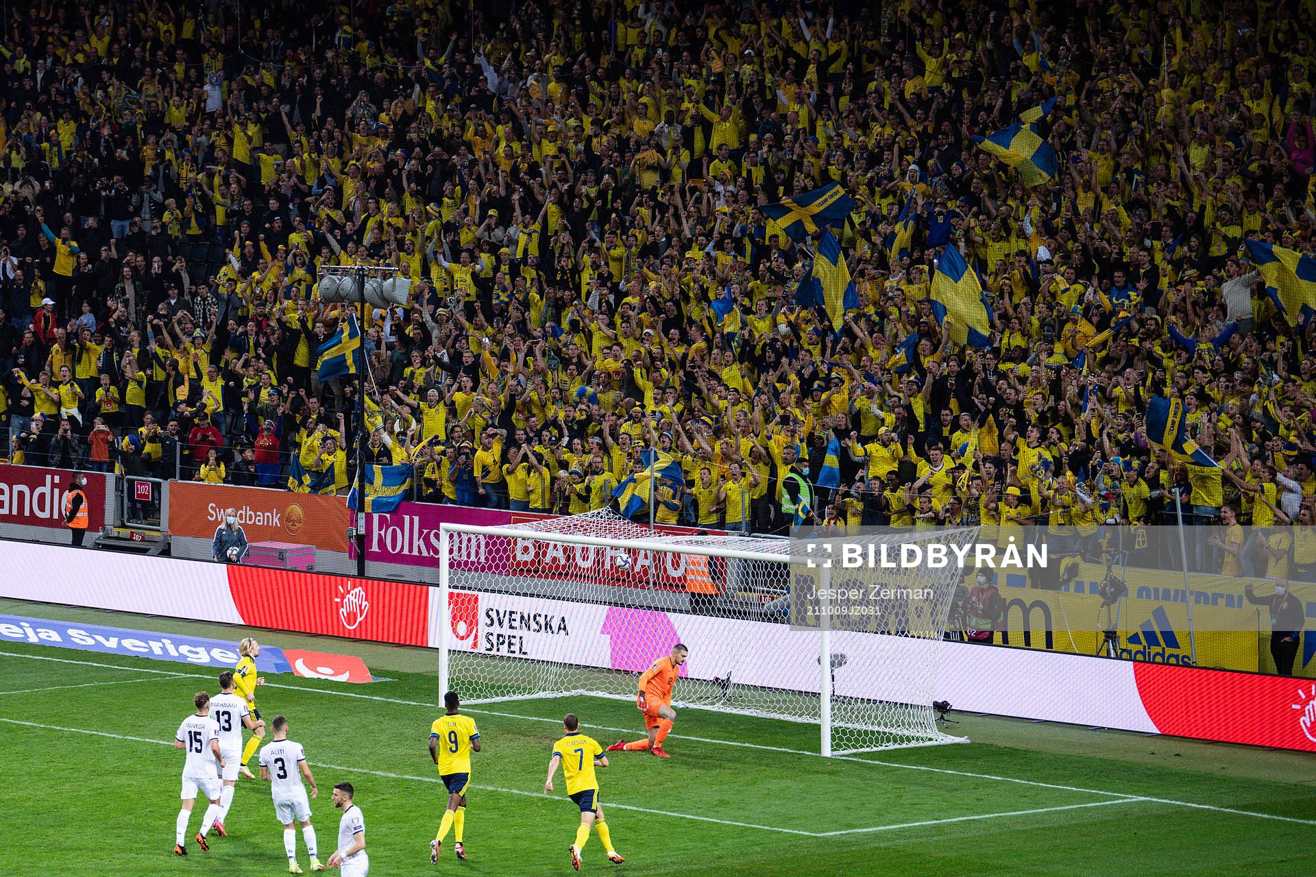 Emil Forsberg of Sweden scores 1-0