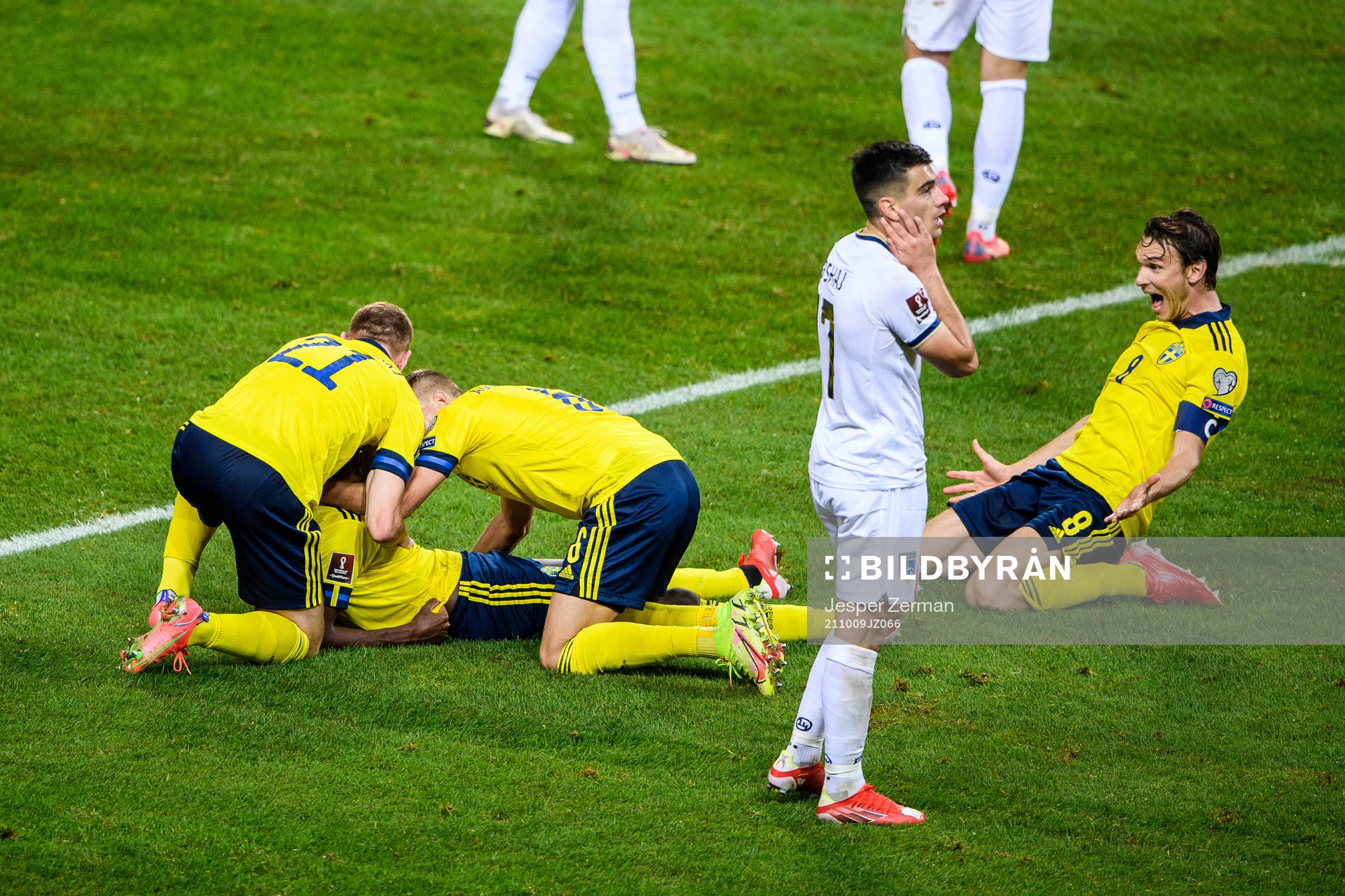 Alexander Isak of Sweden celebrate with Dejan Kulusevski,