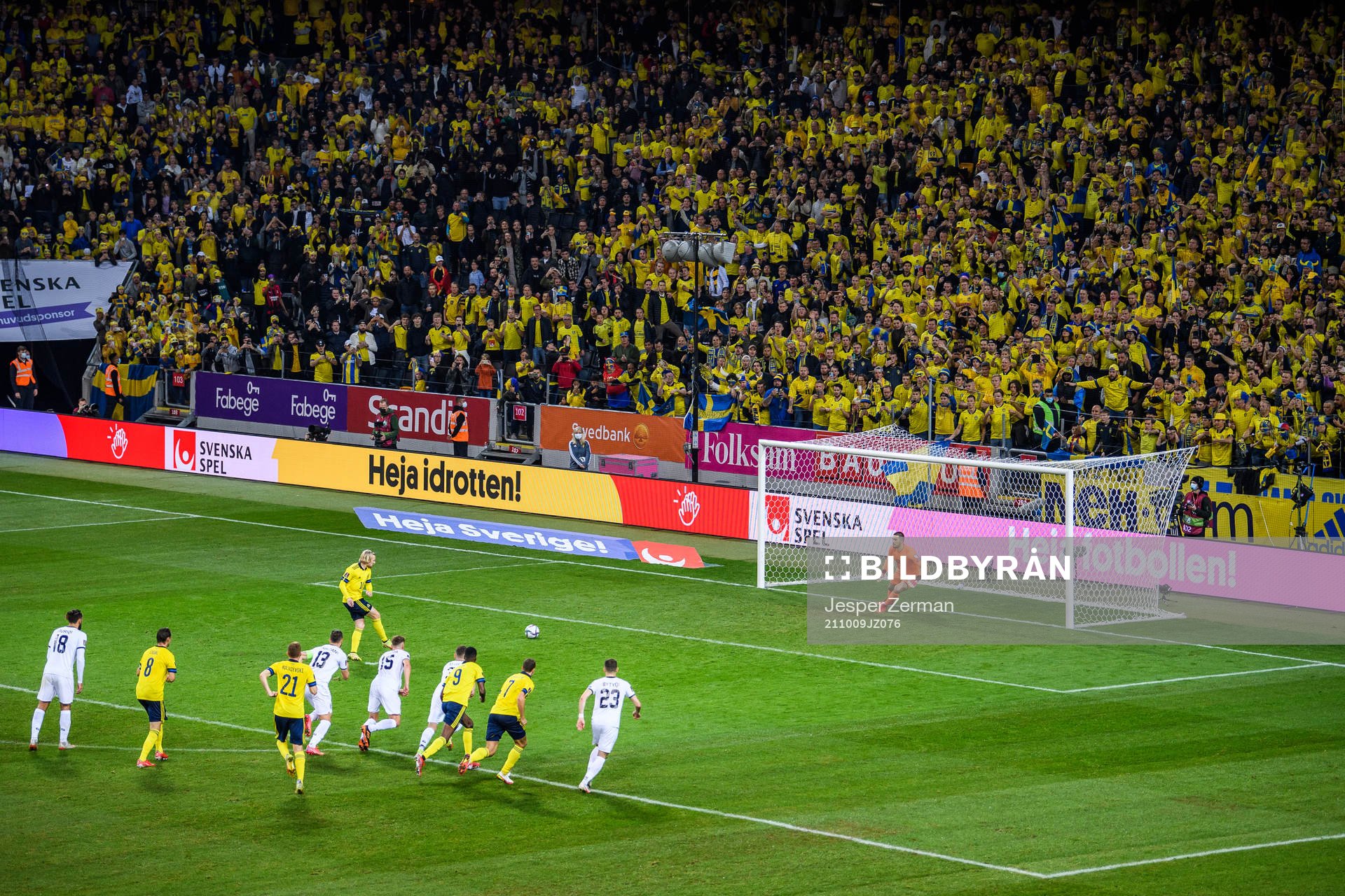 Emil Forsberg of Sweden scores 1-0