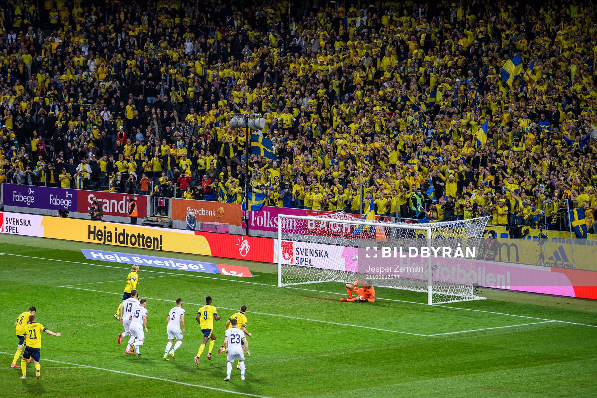 Emil Forsberg of Sweden scores 1-0