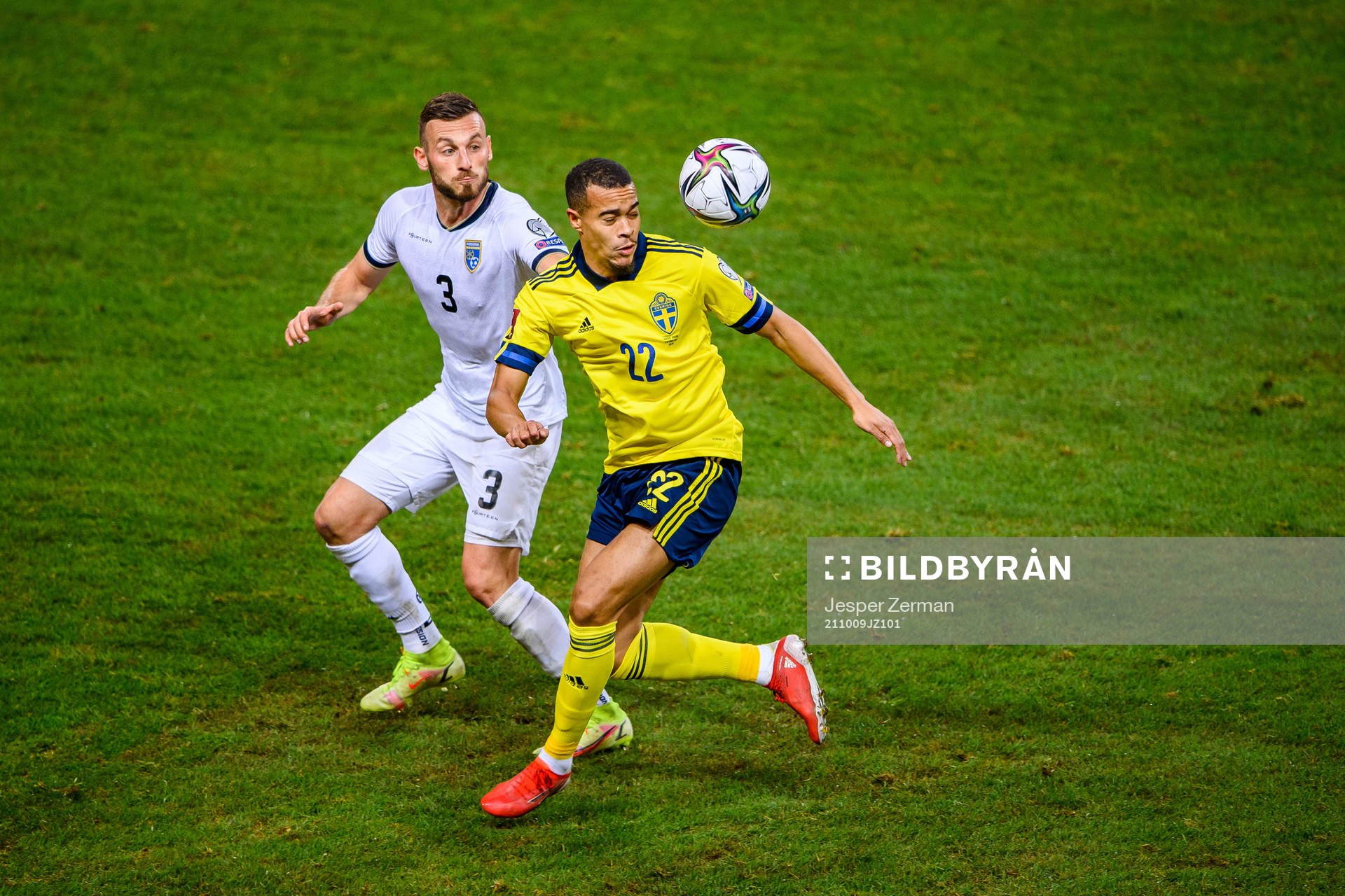 Fidan Aliti of Kosovo and Robin Quaison of Sweden