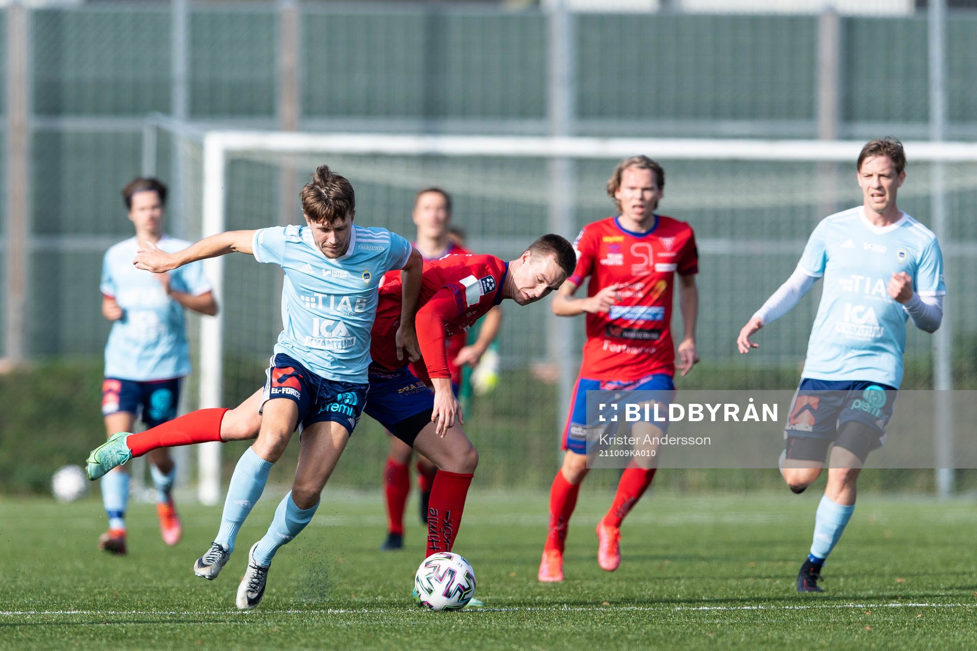 Vänersborgs Alexander Karlsson och Tvååkers Hugo Svensson under fotbollsmatchen i Ettan södra mellan Tvååker och Vänersborg den 9 oktober 2021 i Tvååker.