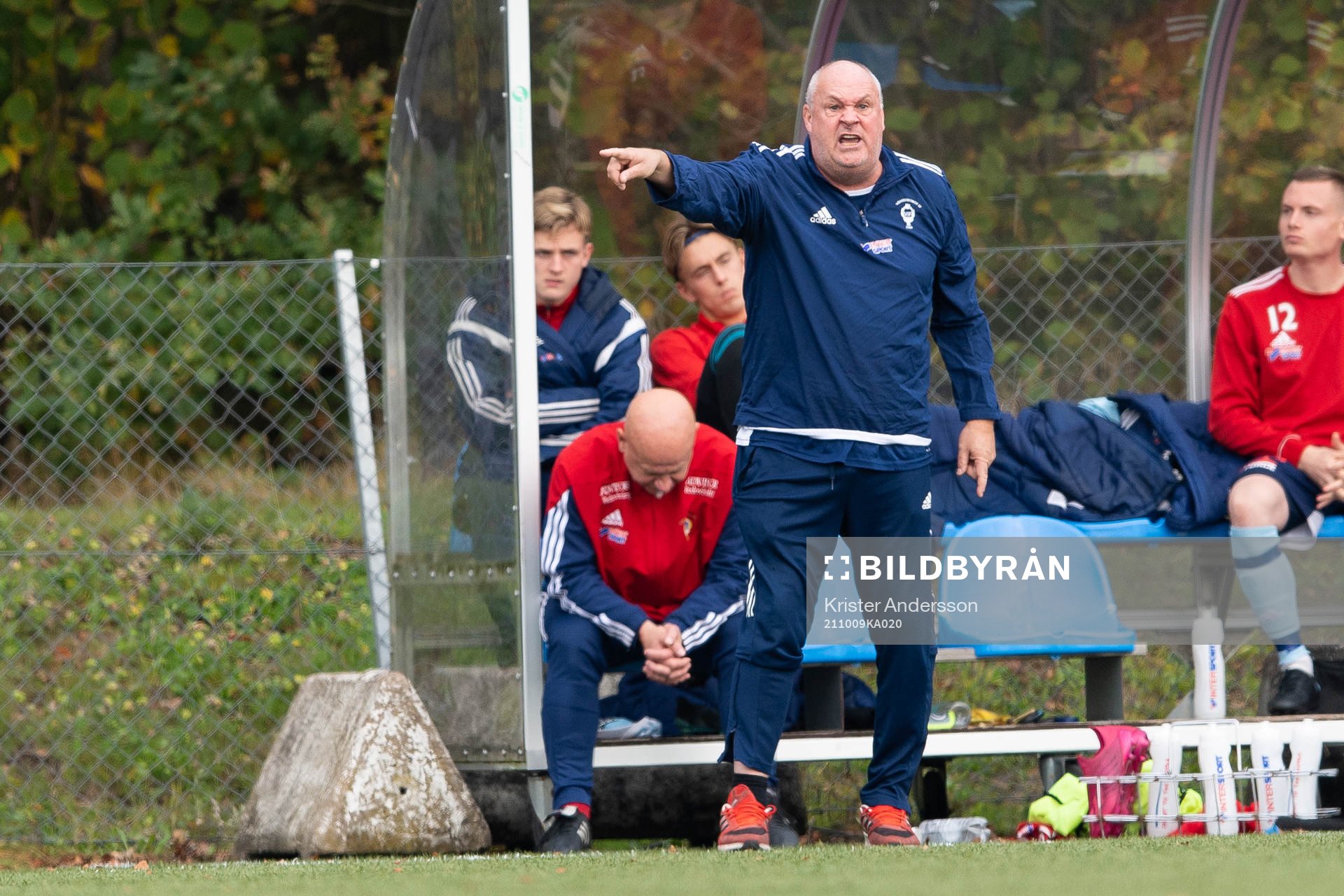 Vänersborgs tränare Andy Kilner under fotbollsmatchen i Ettan södra mellan Tvååker och Vänersborg den 9 oktober 2021 i Tvååker.