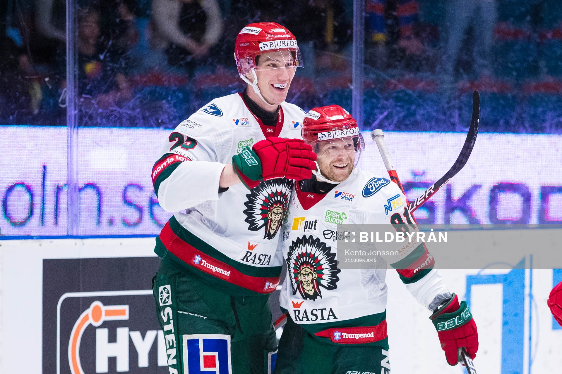 Frölundas Elmer Söderblom och Ryan Lasch jublar
