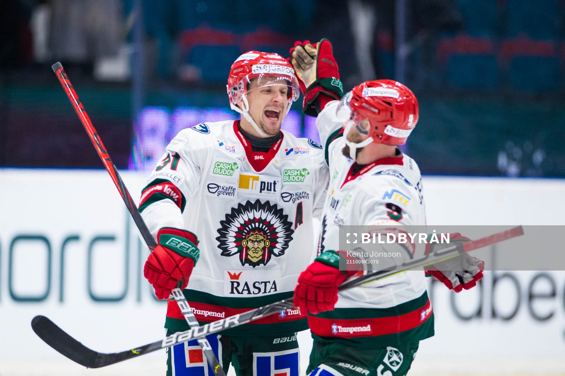 Frölundas Nicklas Lasu jublar med Jan Mursak