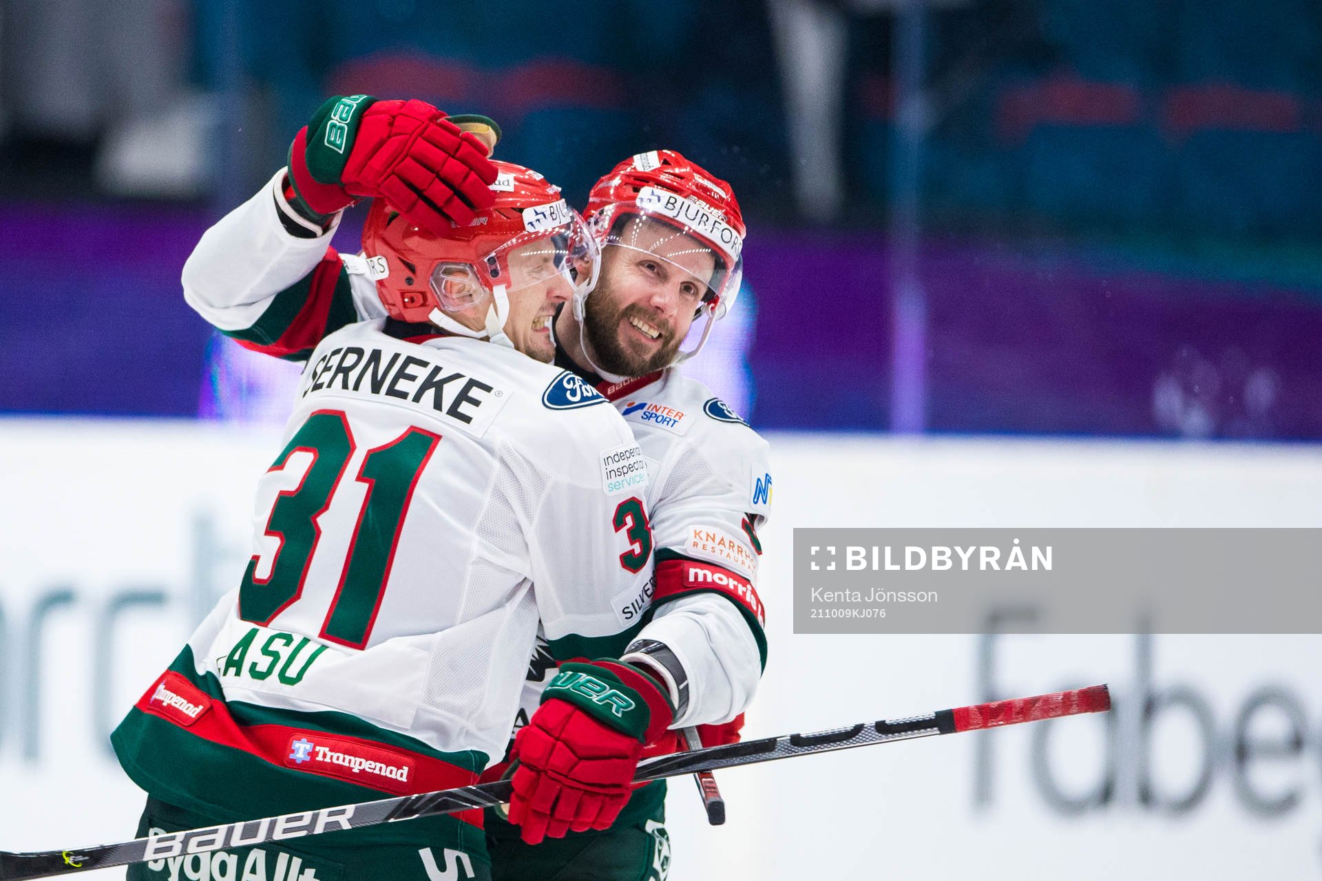 Frölundas Nicklas Lasu jublar med Jan Mursak